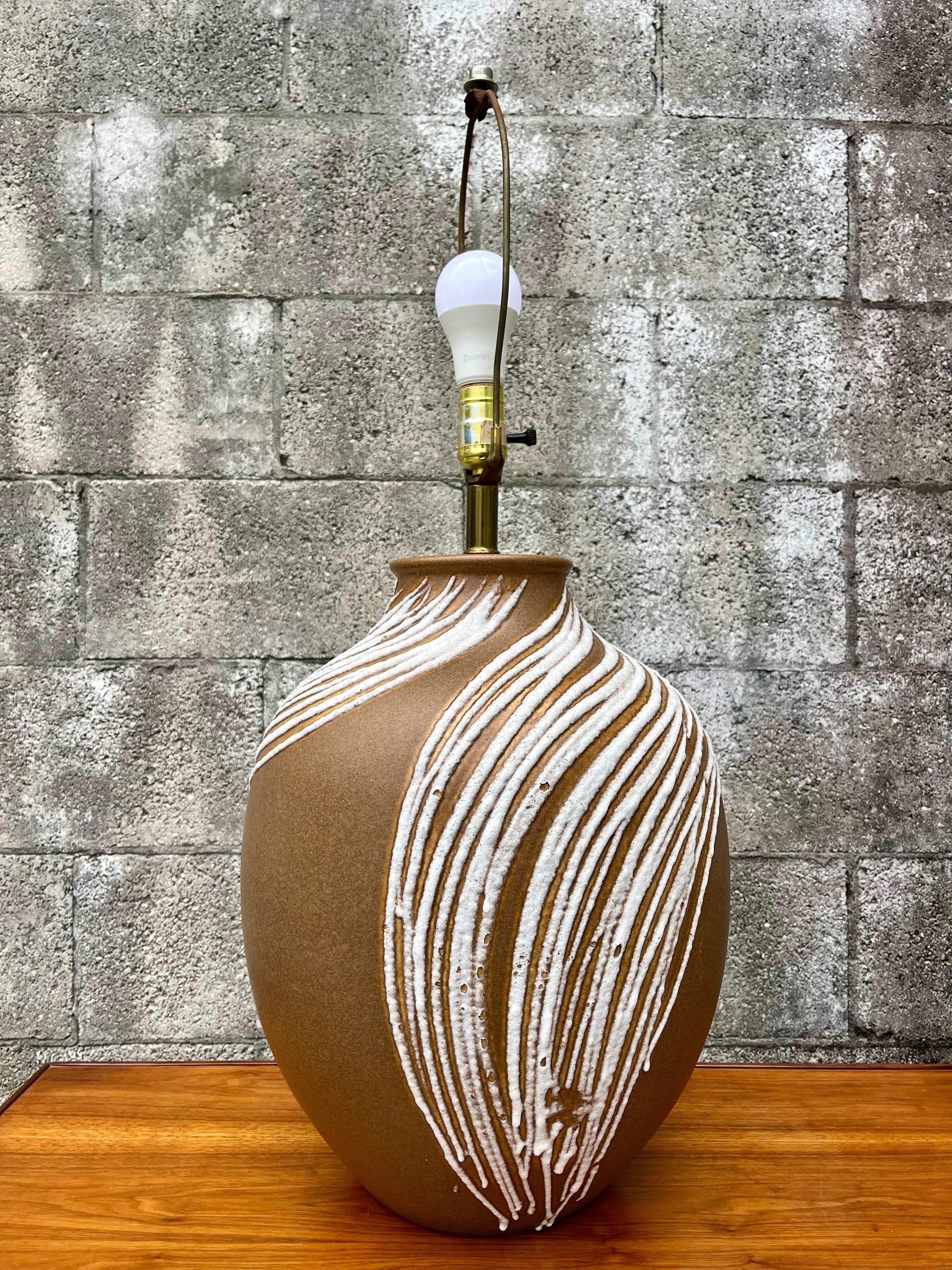 Pareja de grandes lámparas de cerámica vidriada de lava modernas de mediados de siglo. Alrededor de 1960 en venta 1