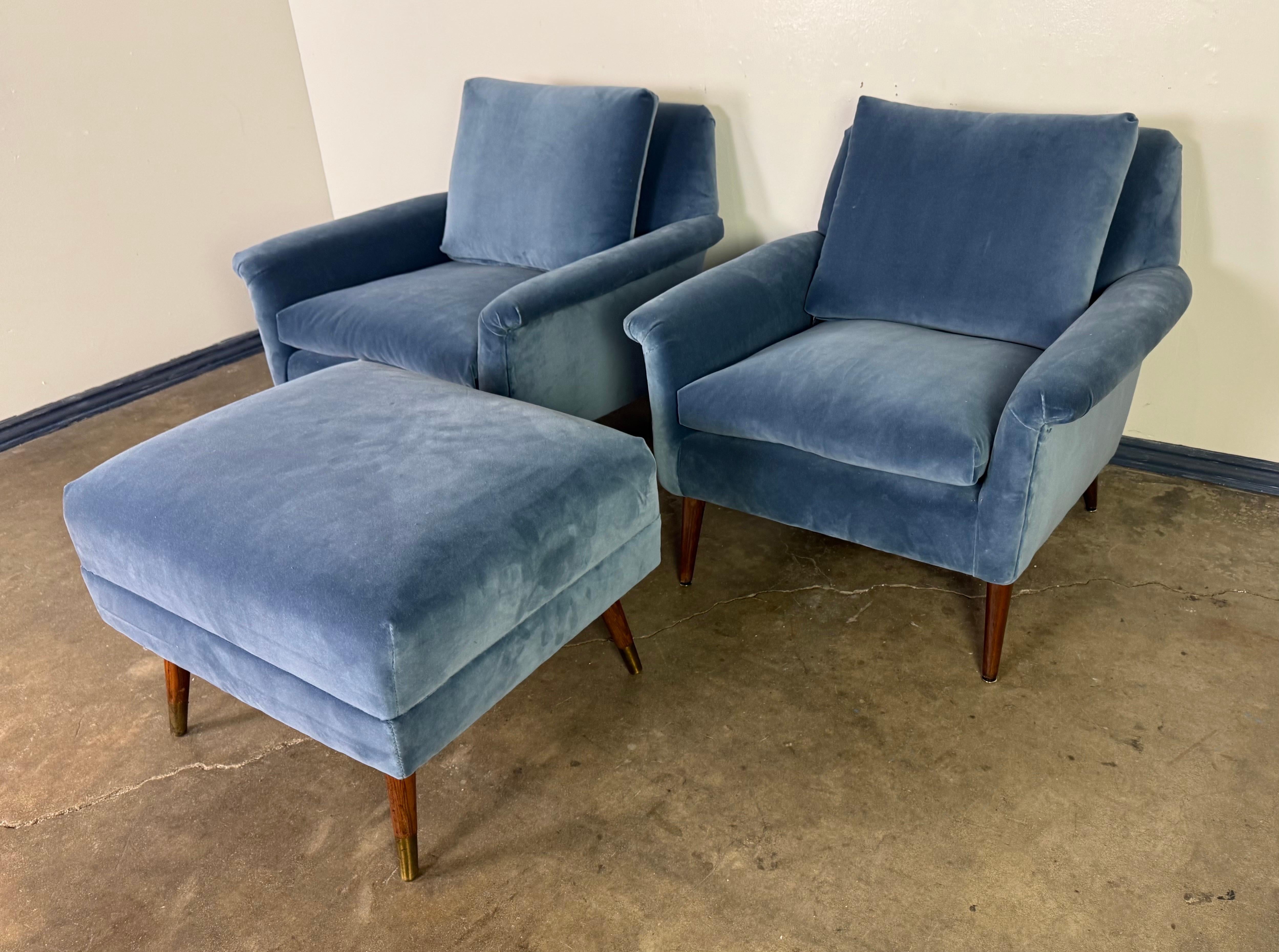 A pair of Mid-Century Modern lounge or easy chairs designed by Folke Ohlsson (Sweden, 1919-2003) for Fritz Hansen (established-Denmark 1872 by Cabinet Maker Fritz Hansen.

The tapering legs are finished in a rich beach wood and capped with brass