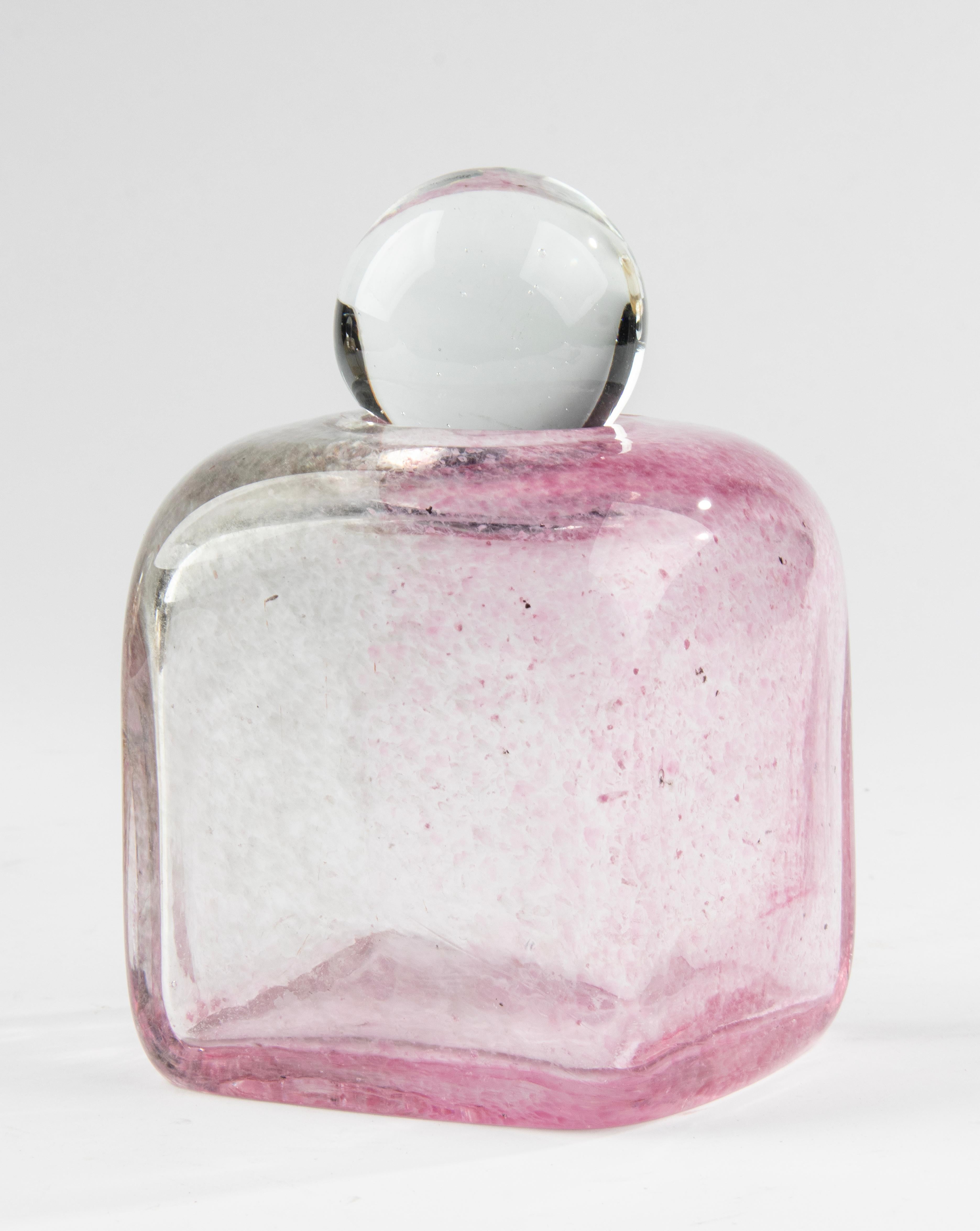 Ein schönes Set von 2 Art Glass Flaschen, hergestellt von der italienischen Marke Caprotti. 
Das Glas hat farbige Einschlüsse, rosa und gold. Die Oberteile werden als Glaskugeln verkauft. 
Das Paar ist in sehr gutem Zustand. 

