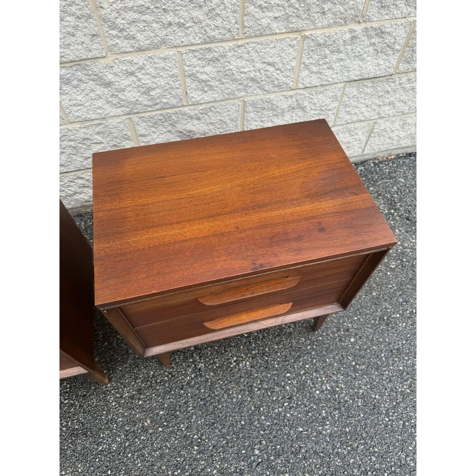 A Pair of Mid Century Modern Nightstands by Bassett In Good Condition In Elkton, MD