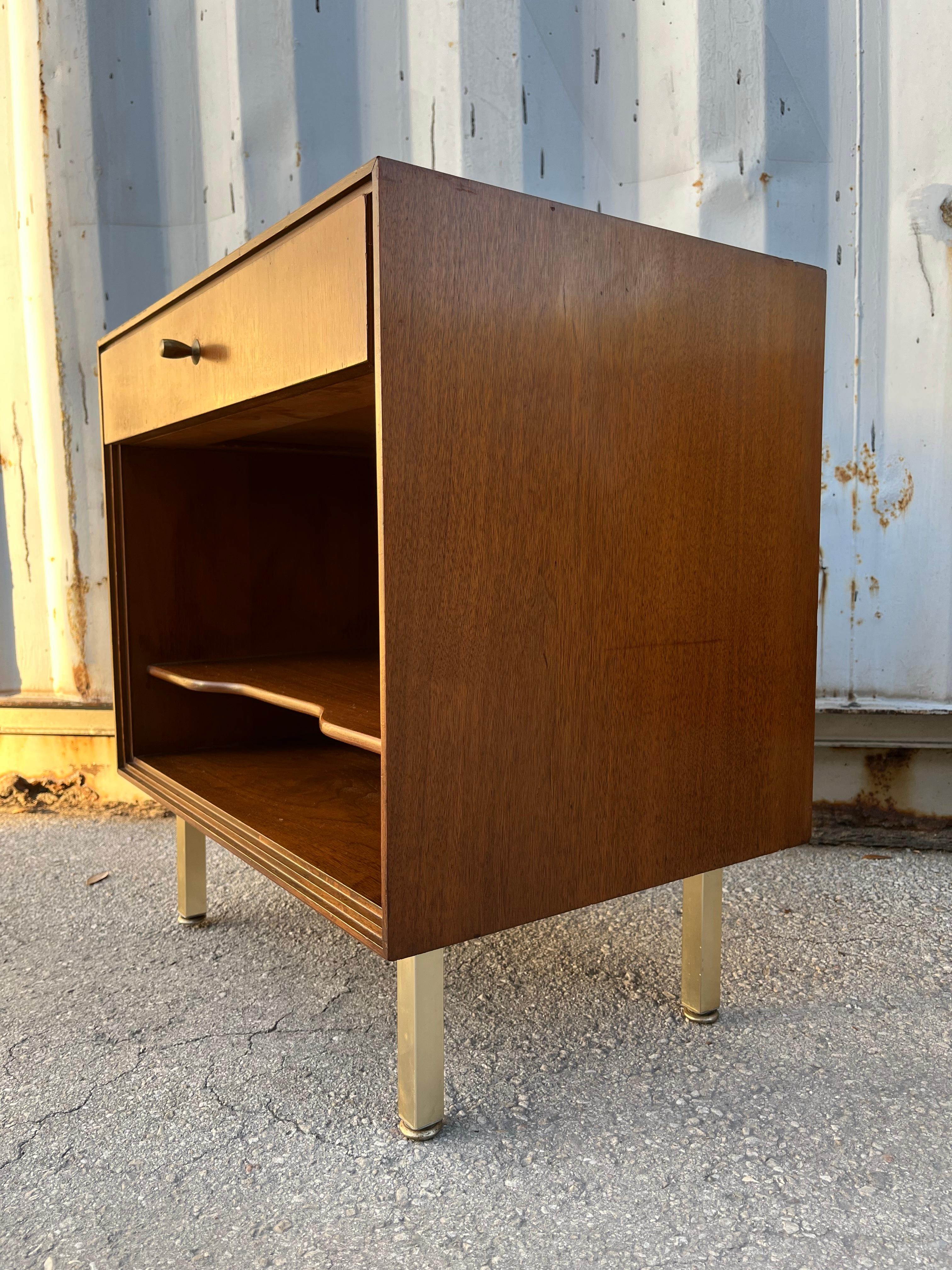 A Pair of Mid Century Modern Nightstands by John Stuart. Circa 1960s For Sale 10