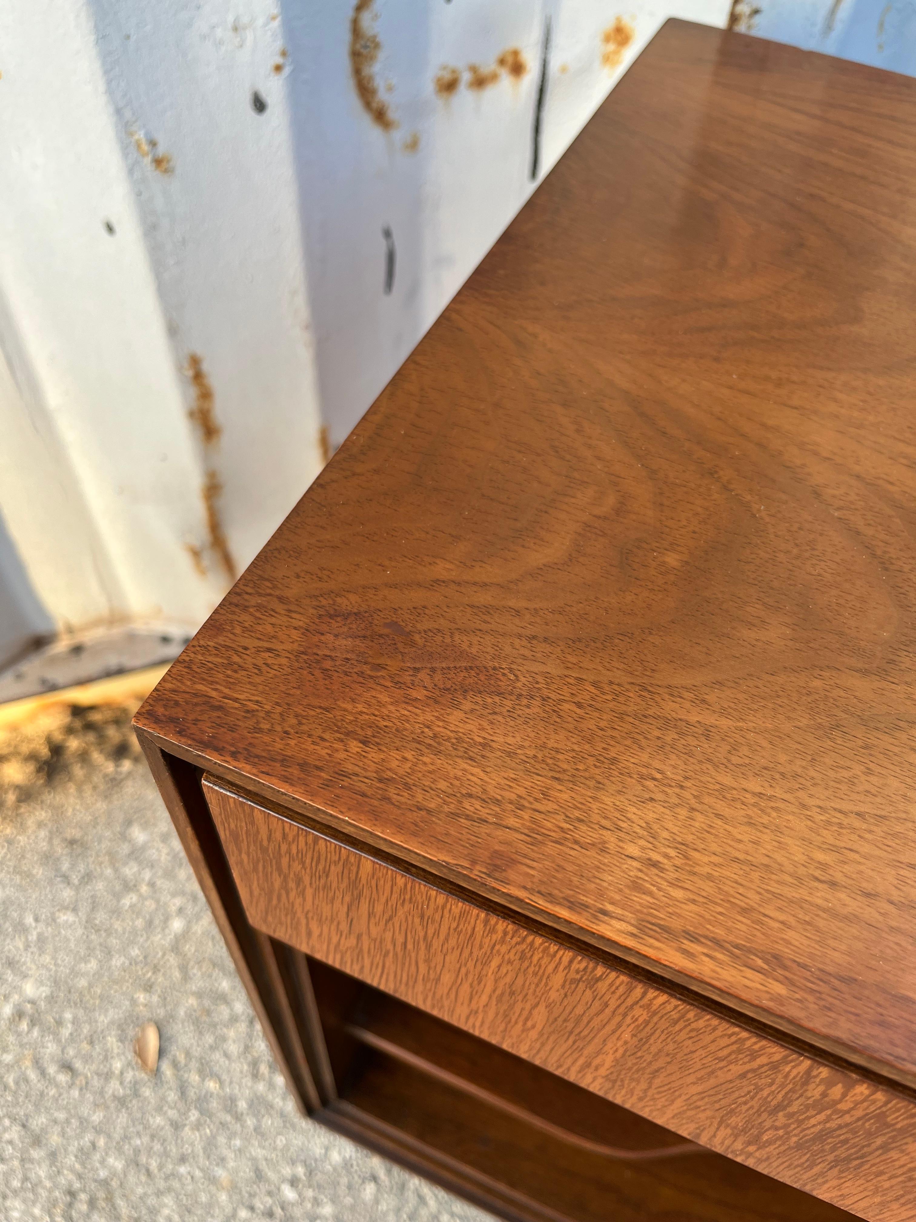 A Pair of Mid Century Modern Nightstands by John Stuart. Circa 1960s For Sale 11