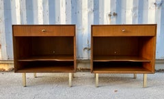 Pareja de mesillas de noche modernas de mediados de siglo de John Stuart. Alrededor de 1960