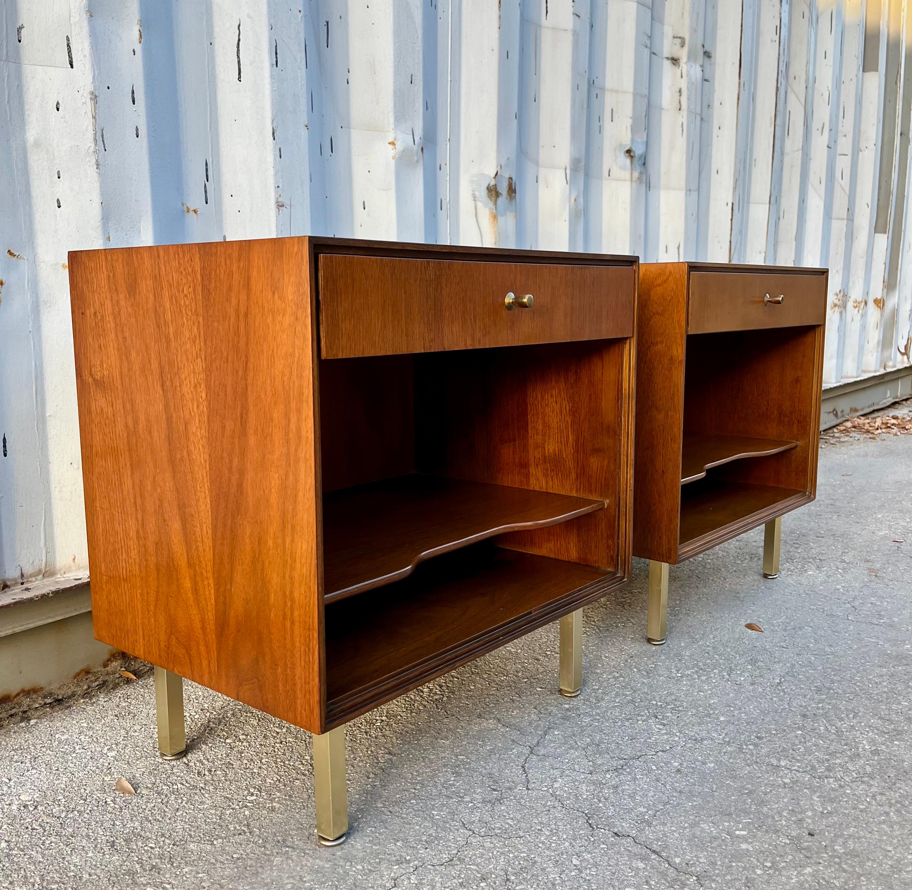 A Pair of Mid Century Modern Nightstands by John Stuart. Circa 1960s In Good Condition For Sale In Miami, FL
