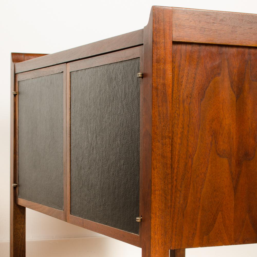 Mid-20th Century Pair of Mid-Century Modern Side Cabinets, circa 1950
