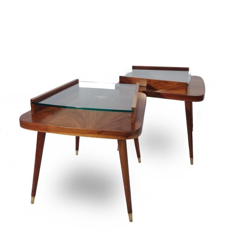 A pair of midcentury modern side tables,made in walnut. Manufactured by Gordon's Inc, Fine Furniture.
 Johnson City, Tennessee, circa 1950s.