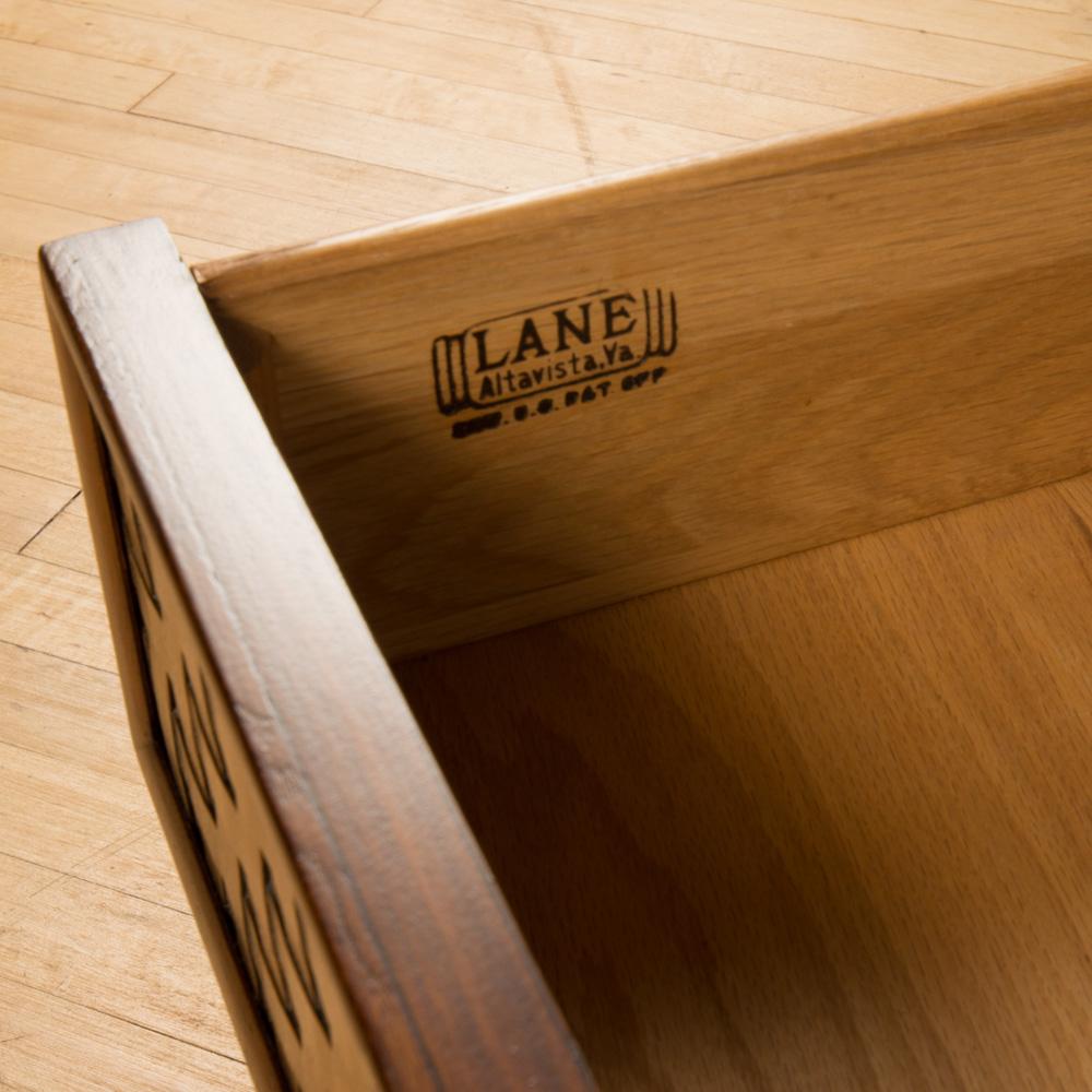 Ein Paar moderne Beistelltische aus der Mitte des Jahrhunderts, entworfen von Lane, Serie Acclaim. Nussbaum mit Eiche Akzent trimmen, Korbgeflecht Schubladen und schön geformte Beine mit Chrom-Details, amerikanisch, crirca 1950er Jahren.
 