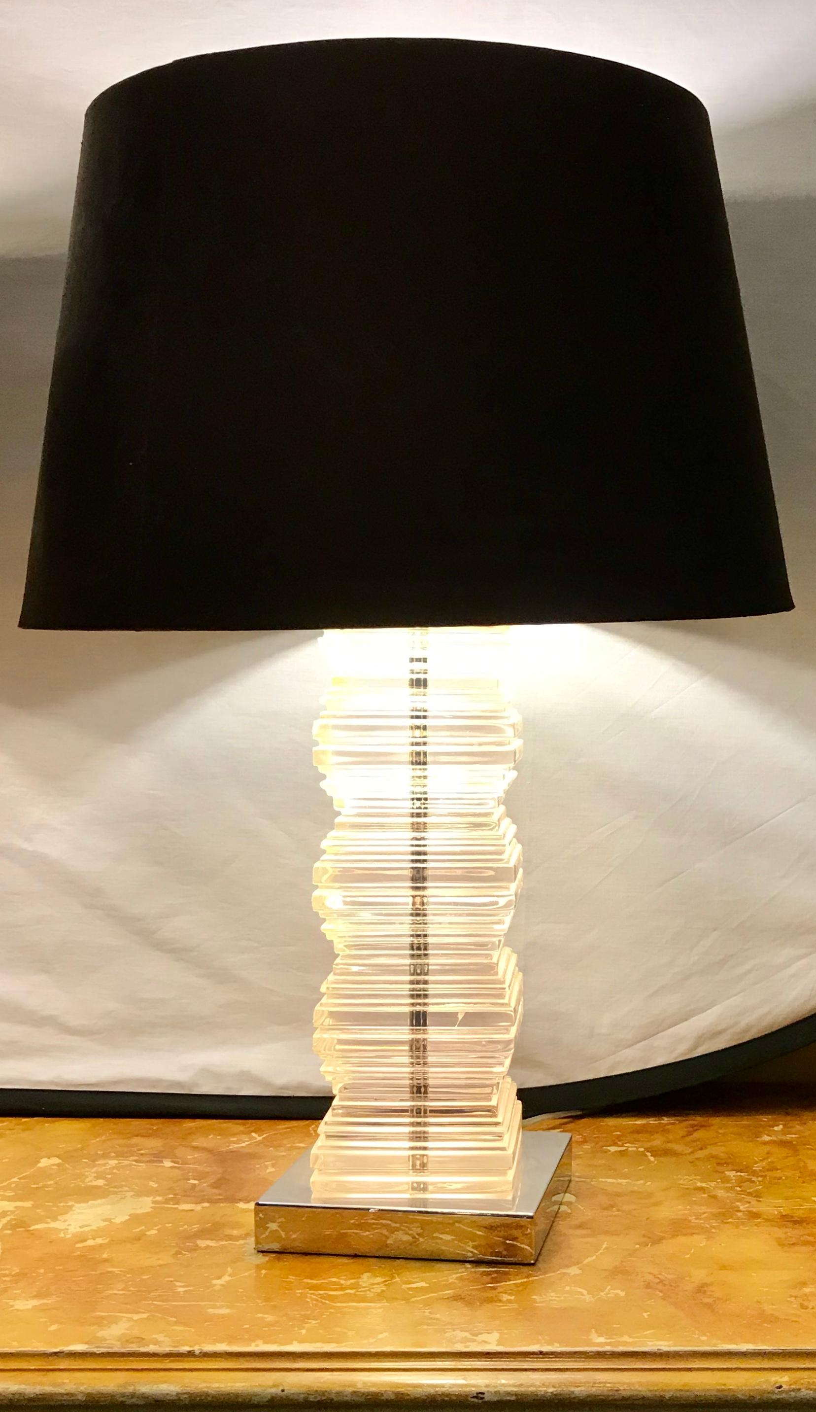 Pair of Mid-Century Modern Stacked Lucite Table Lamps In Good Condition In Manhasset, NY