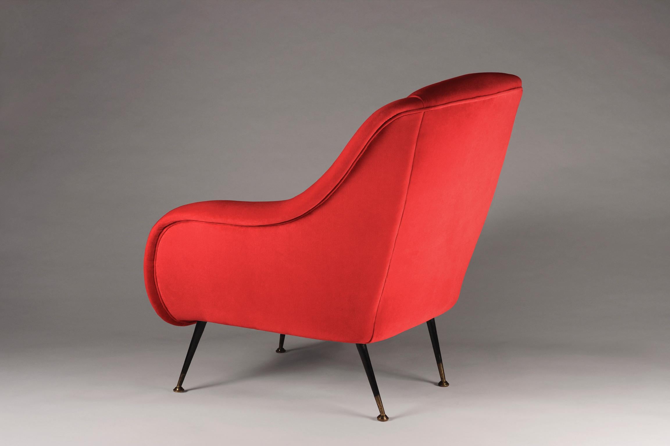 Britannique Paire de fauteuils de salon italiens en velours d'inspiration mi-siècle moderne en vente
