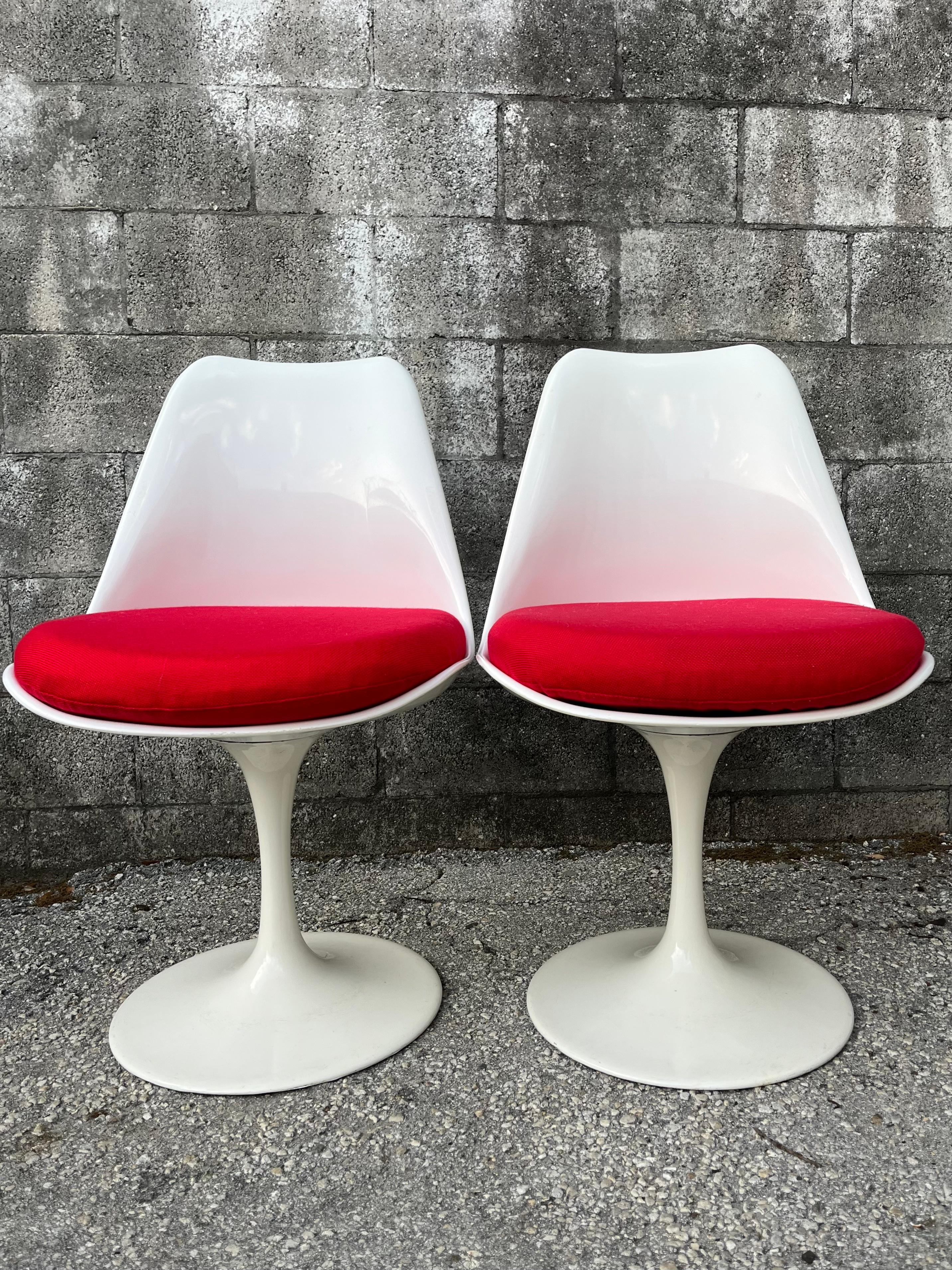 Ein Paar Mid Century Modern Swivel Tulip Chairs des italienischen Designers Rudi Bonzanini. Circa 1970er Jahre 
Der von Eero Saarinen entworfene Tulip Chair zeichnet sich durch sein ikonisches modernistisches Design und ergonomischen Komfort aus.
In