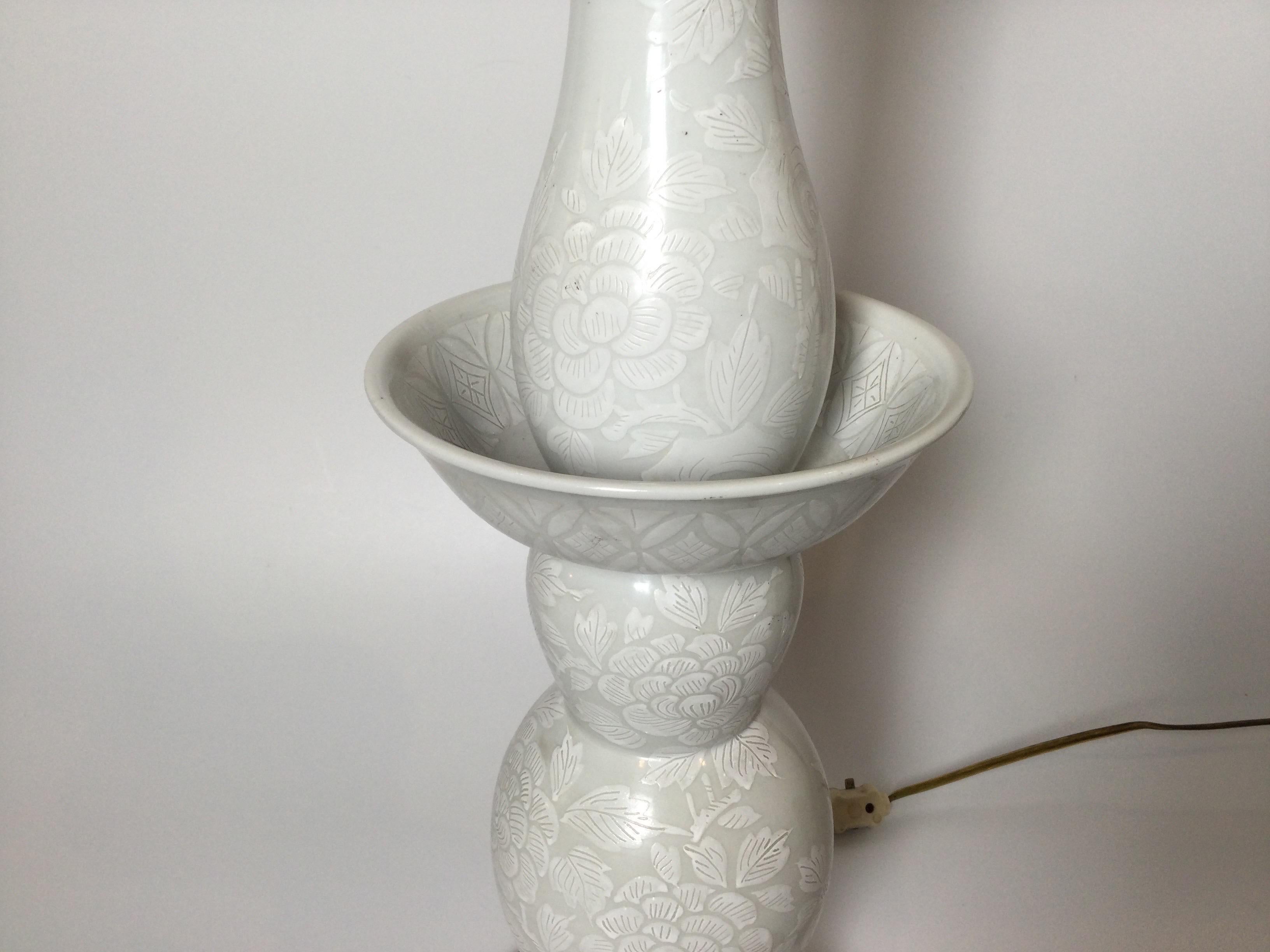 Américain Paire de grandes lampes en porcelaine de style mi-siècle moderne en vente
