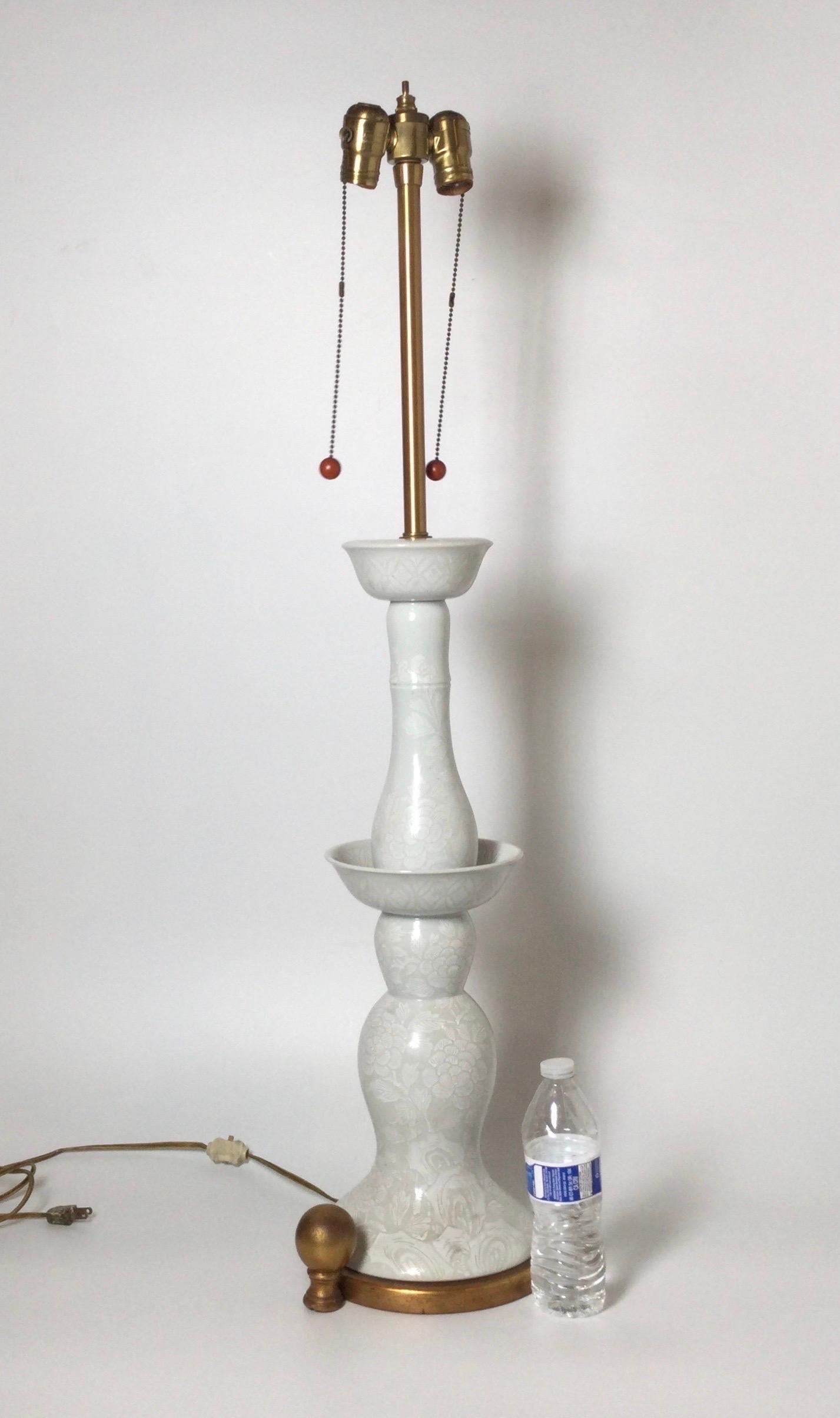 Paire de grandes lampes en porcelaine de style mi-siècle moderne en vente 2