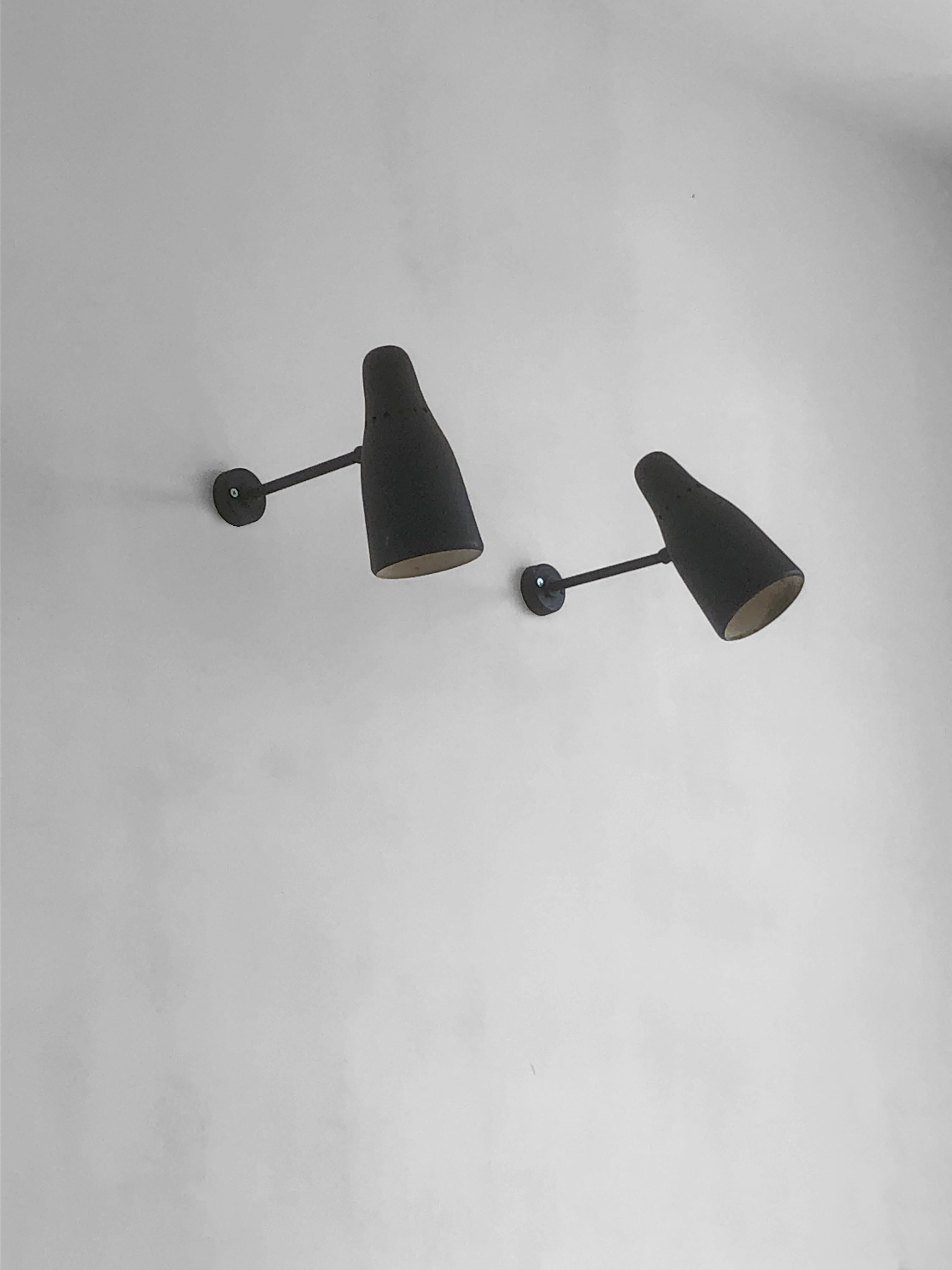 A Pair of MID-CENTURY-MODERN Wall LAMPS Sconces att. PIERRE GUARICHE France 1950 In Fair Condition For Sale In PARIS, FR