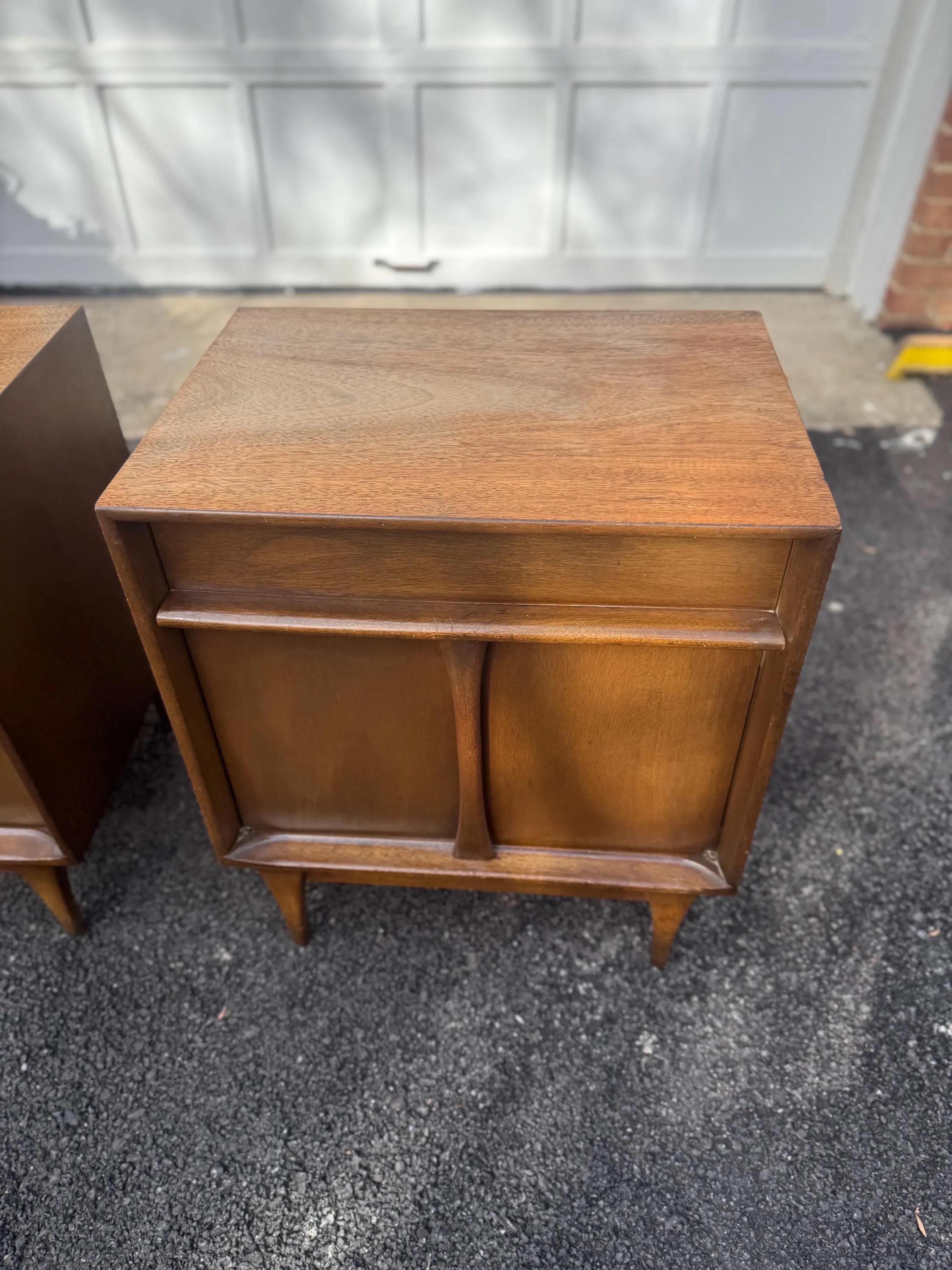 Mid-Century Modern A Pair of Mid Century Modern Walnut Night Stands by Denck en vente