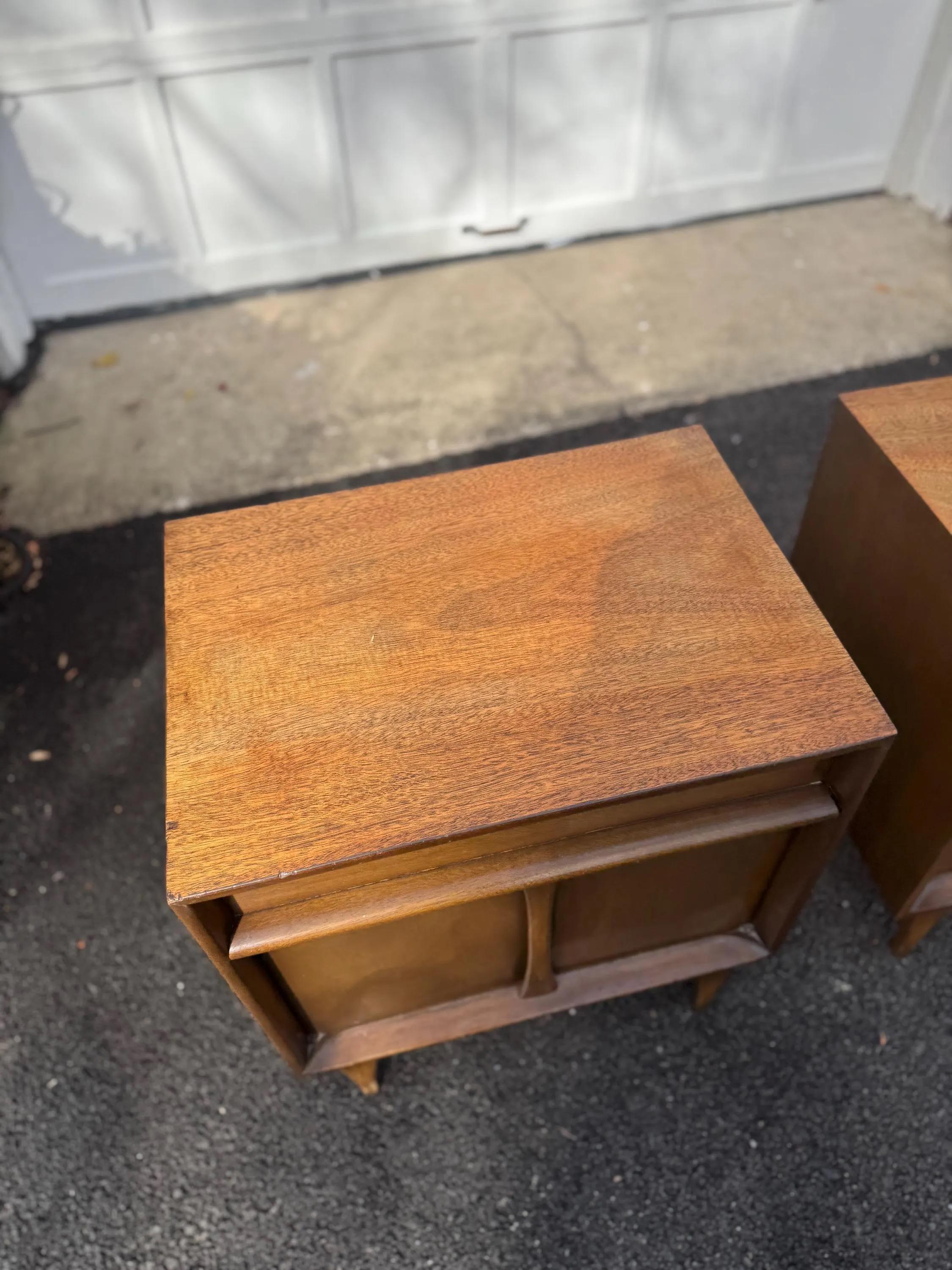 Américain A Pair of Mid Century Modern Walnut Night Stands by Denck en vente