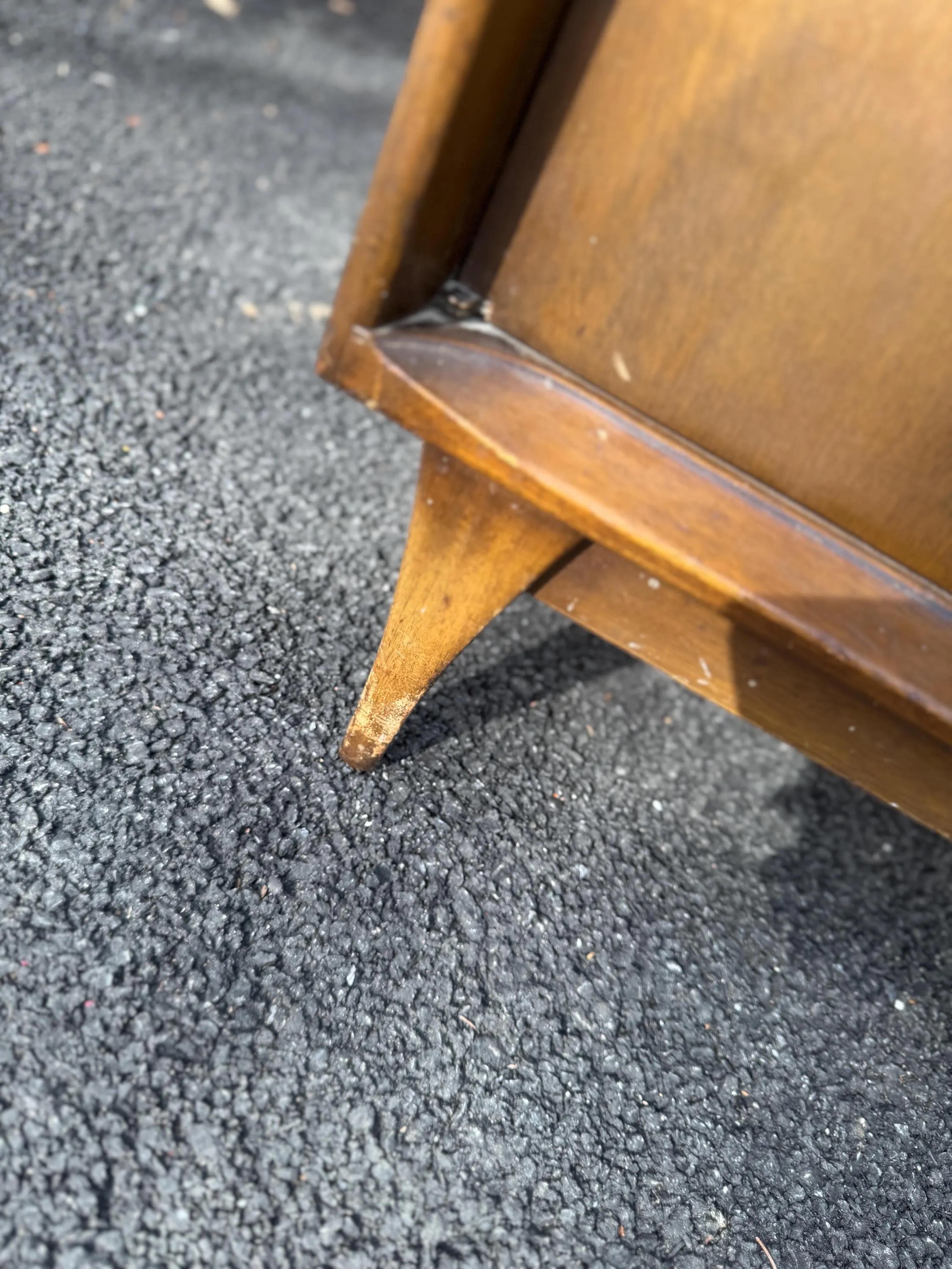 A Pair of Mid Century Modern Walnut Night Stands by Denck Bon état - En vente à Elkton, MD