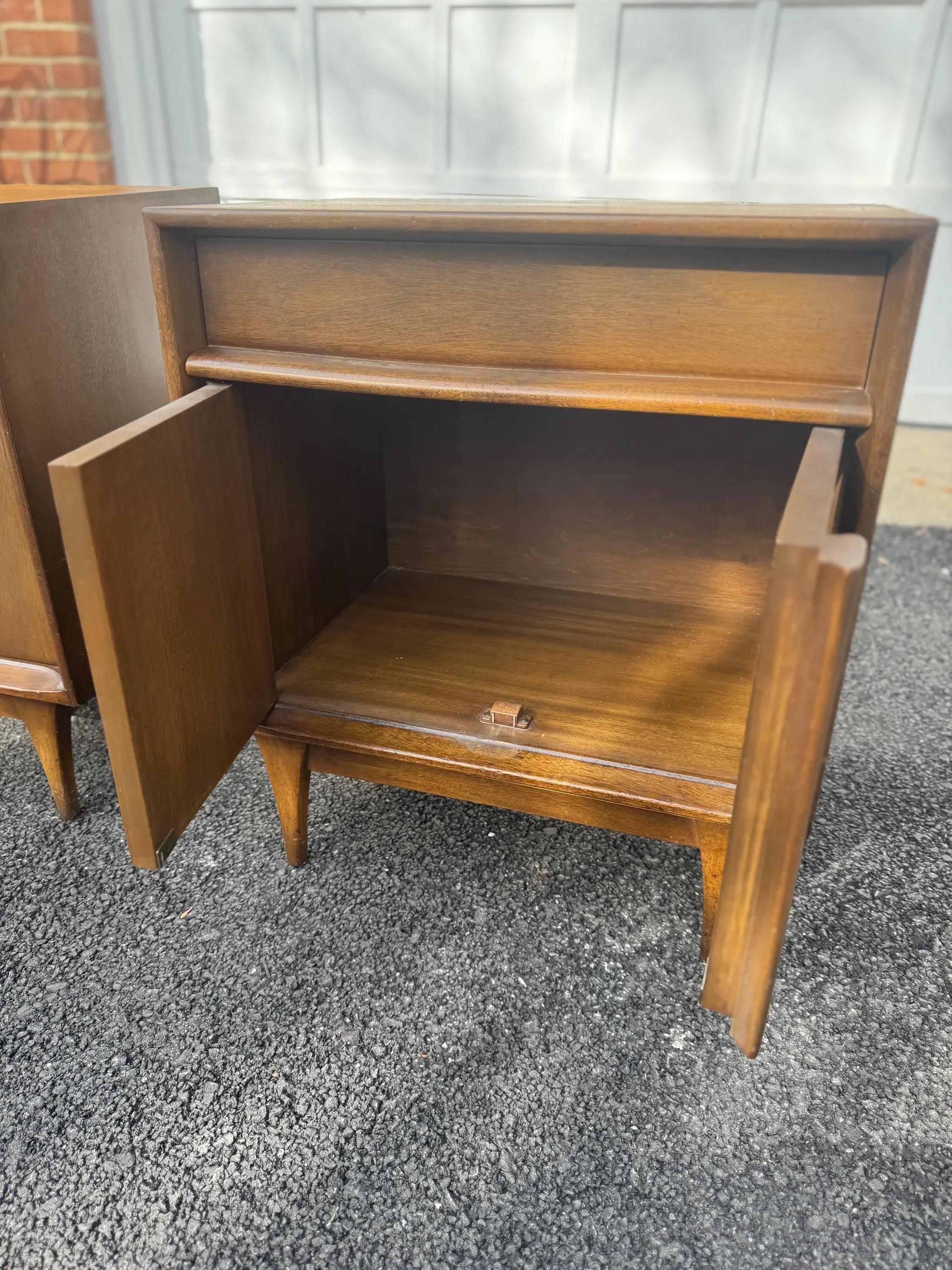 Noyer A Pair of Mid Century Modern Walnut Night Stands by Denck en vente