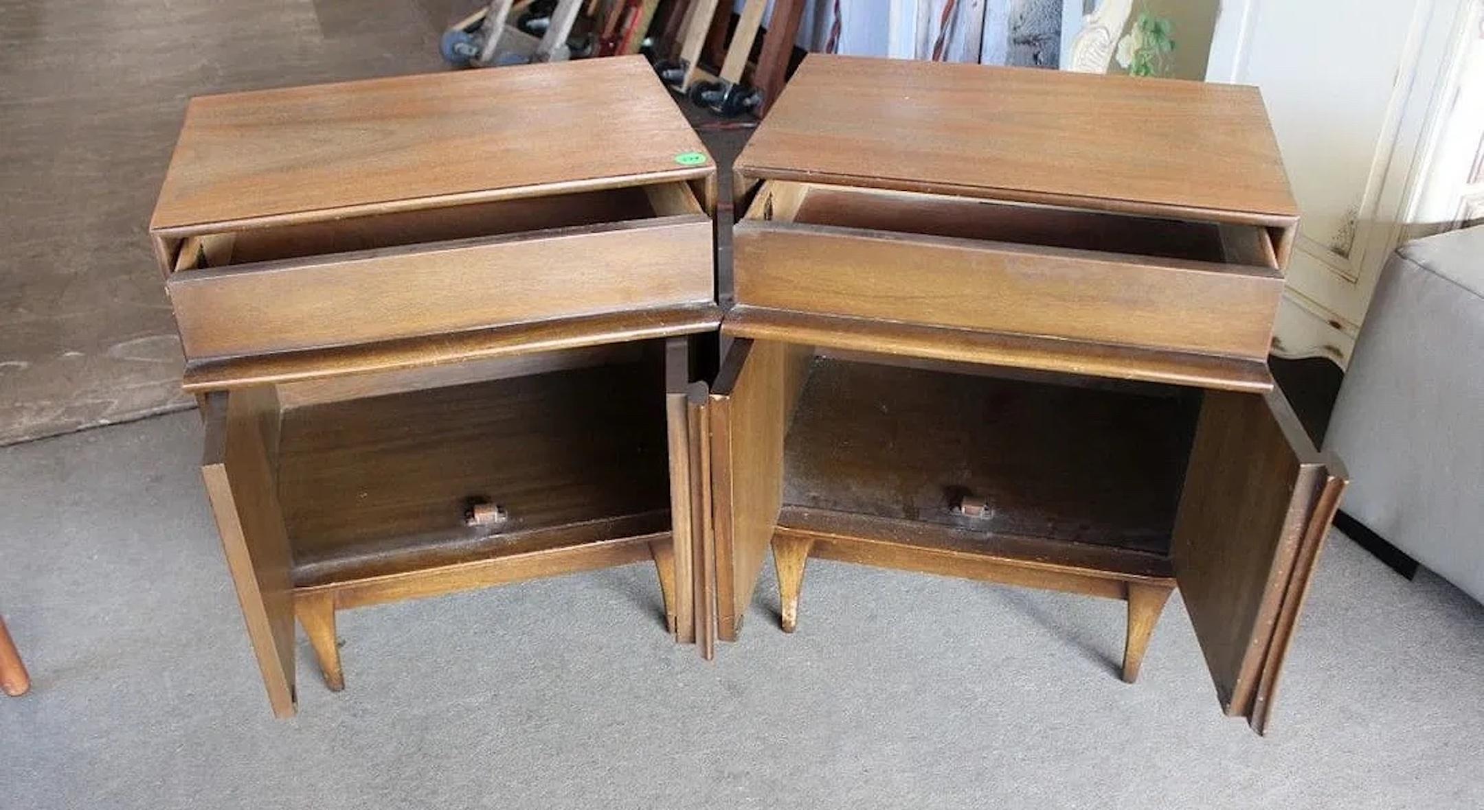 A Pair of Mid Century Modern Walnut Night Stands by Denck en vente 2