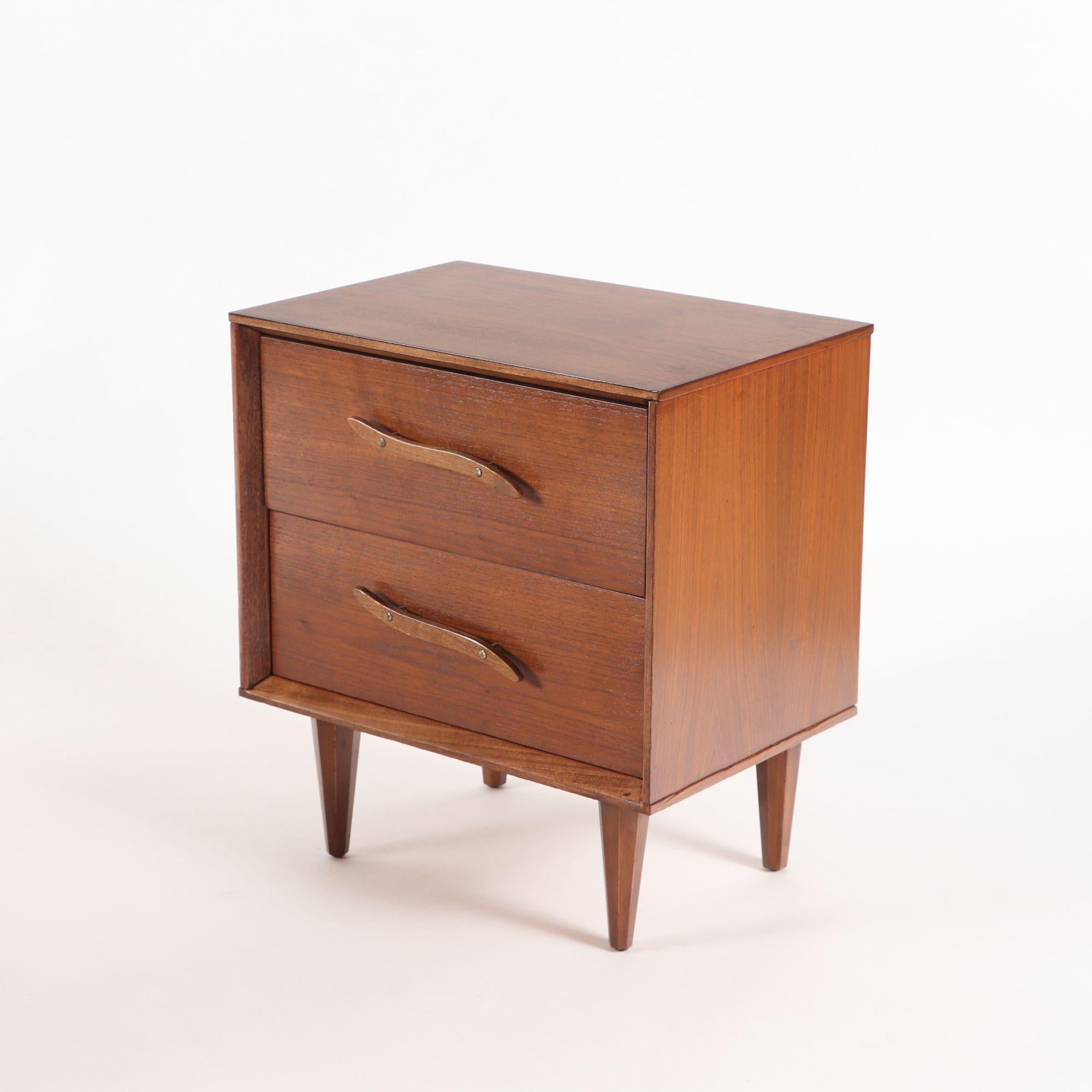 Pair of Mid-Century Modern Walnut Nightstands, circa 1960 3
