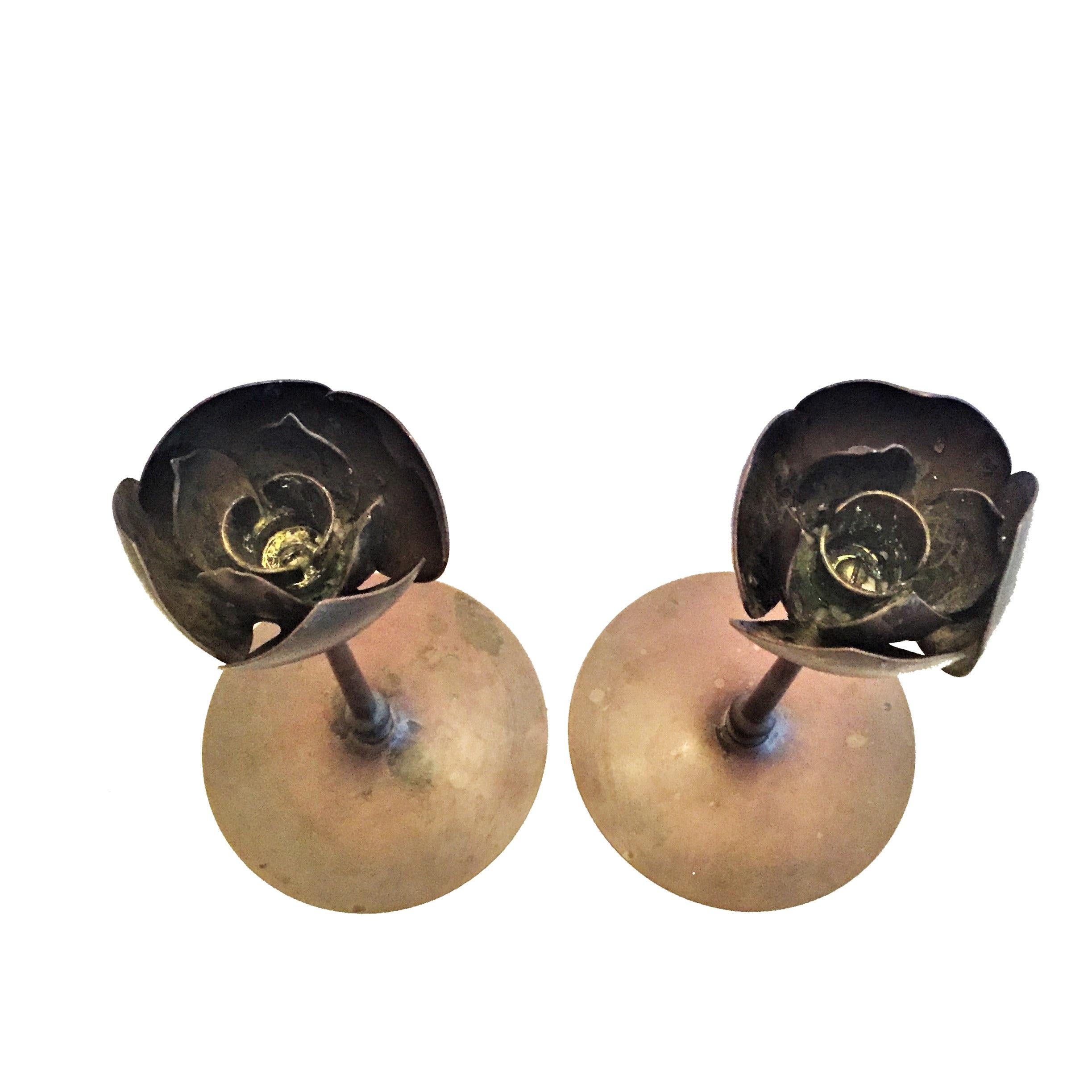 Pair of Mid-Century Modernist Anodized Brass Lotus Candlesticks, USA, 1950s In Good Condition For Sale In New York, NY