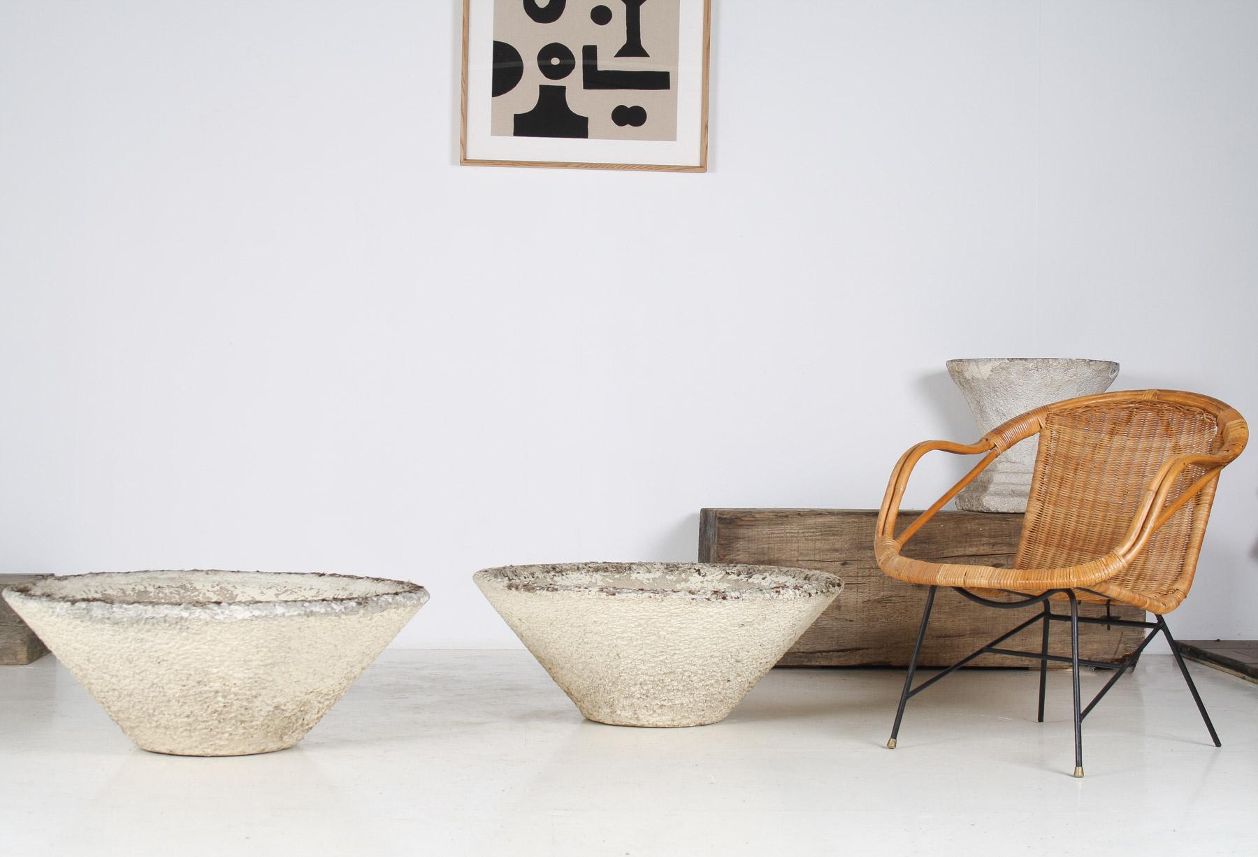 Une superbe paire de jardinières en béton moderniste du milieu du siècle, rappelant le style emblématique de Willy Guhl.   Une paire merveilleuse avec un équilibre parfait de texture et d'usure.  Il est souvent très difficile de trouver une paire