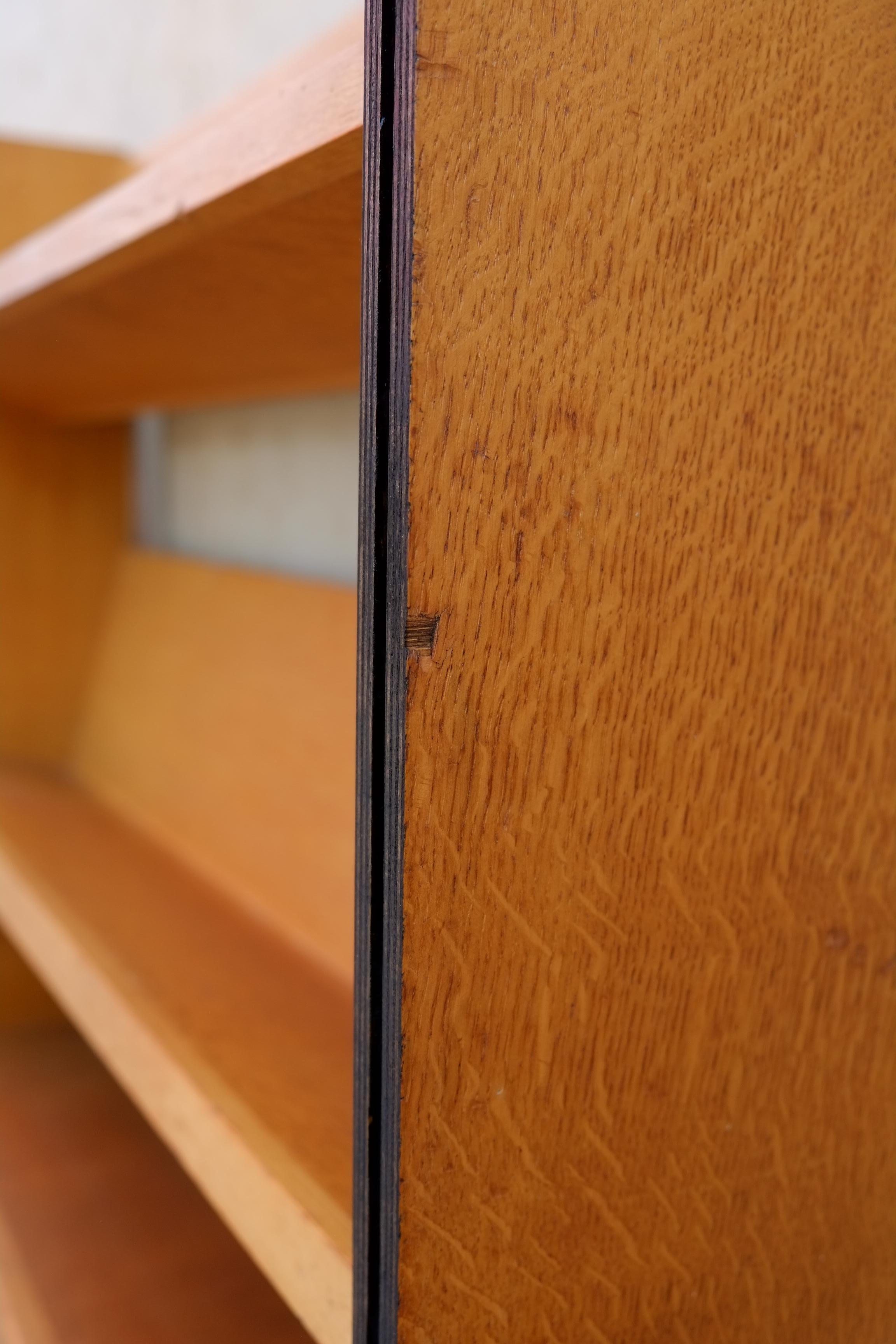 Paire de bibliothèques inclinées en Oak du milieu du siècle - Bibliothèque double face en vente 6