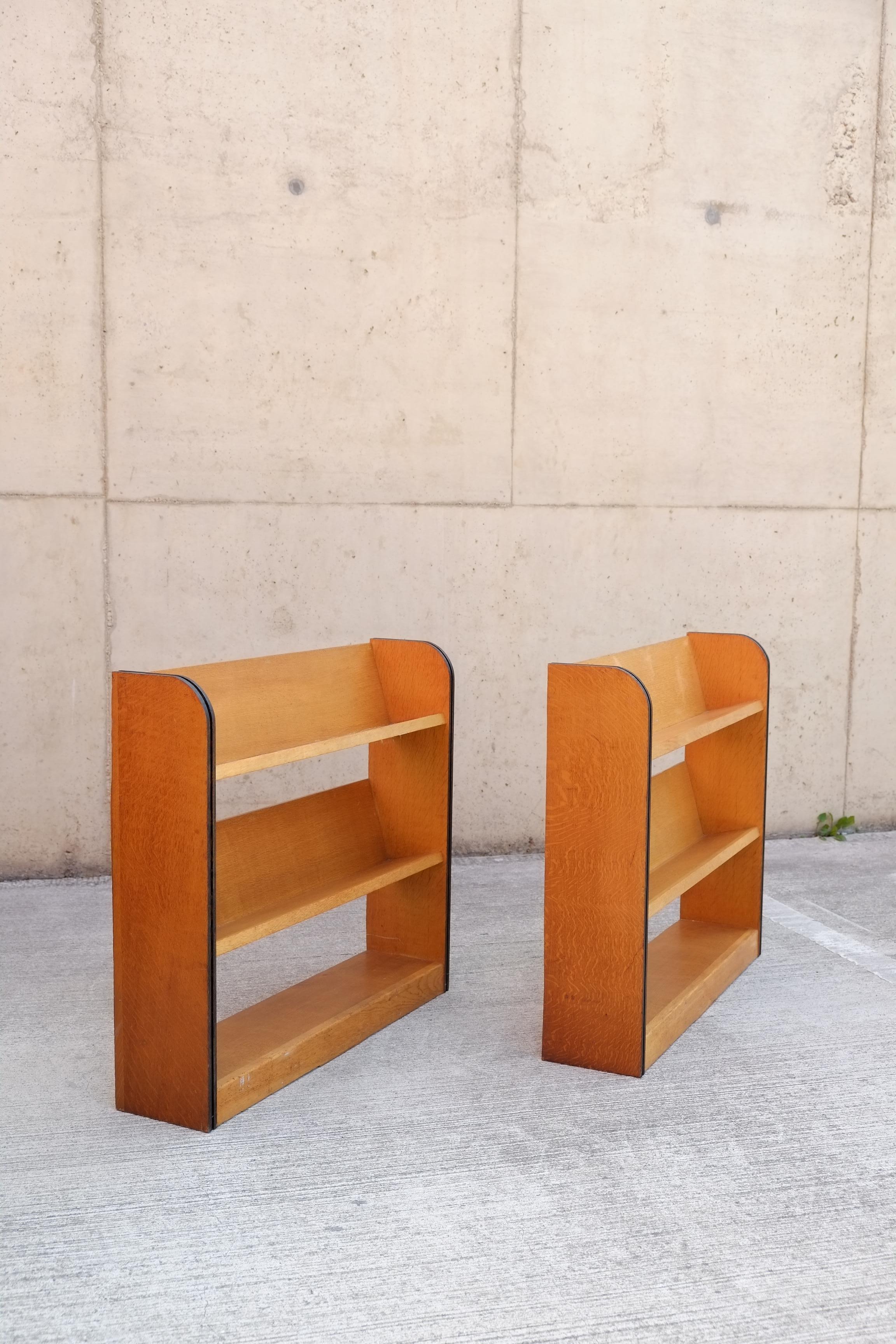Magnifique bibliothèque en chêne du milieu du siècle. Cette paire de bibliothèques vintage possède des étagères inclinées pour permettre aux livres de s'incliner légèrement vers le haut. Les étagères peuvent être utilisées comme une paire ou comme