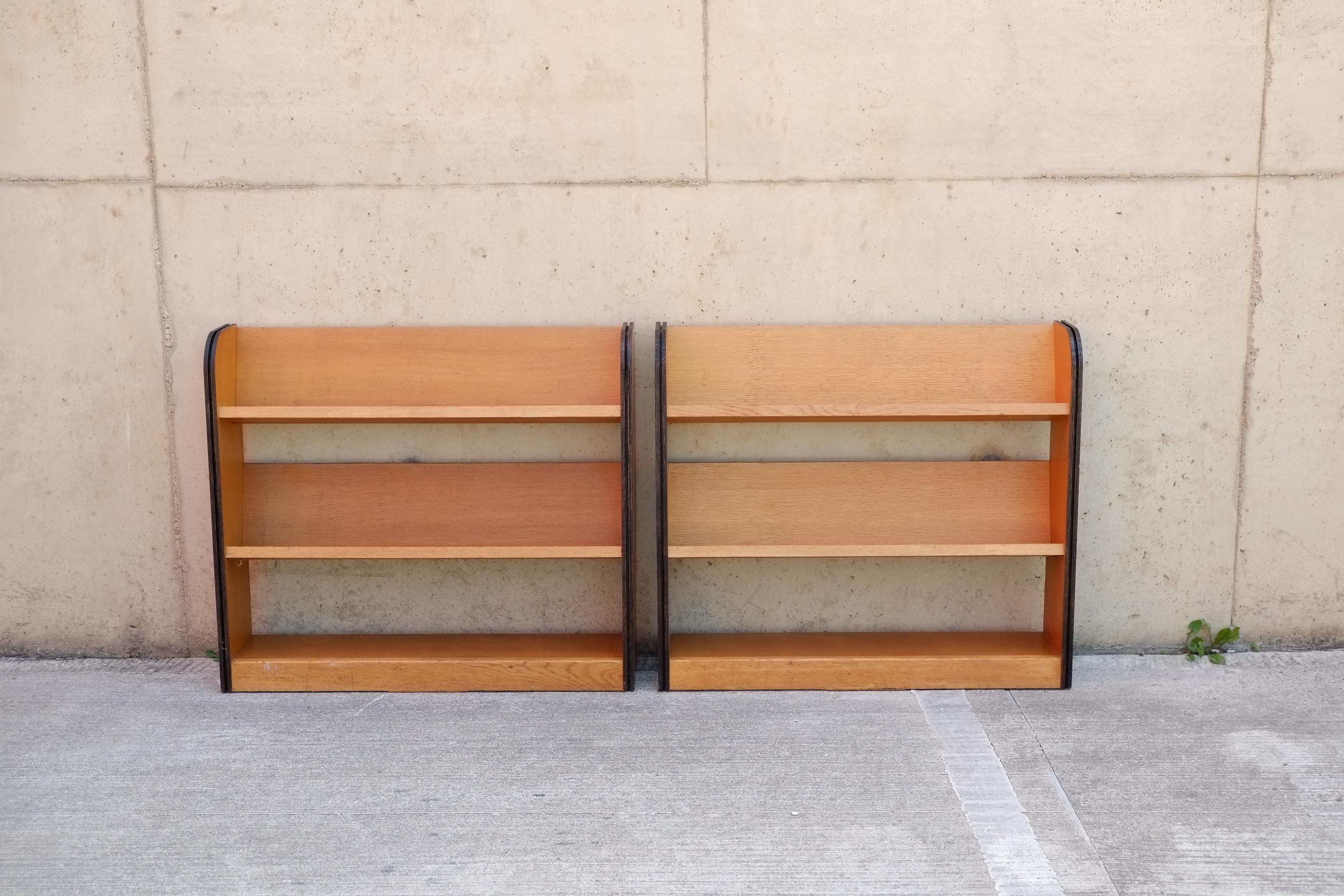 Mid-Century Modern Paire de bibliothèques inclinées en Oak du milieu du siècle - Bibliothèque double face en vente