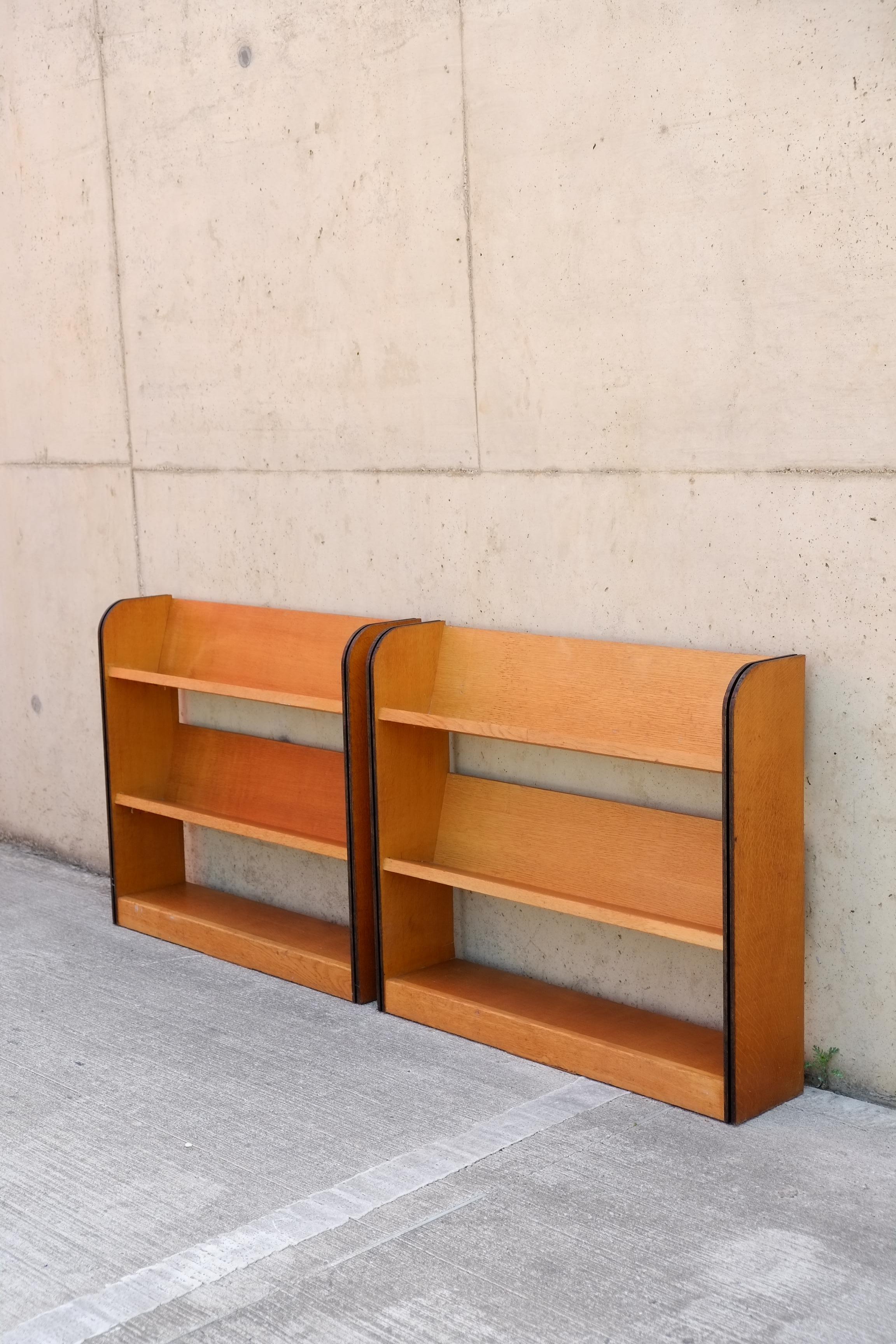 Anglais Paire de bibliothèques inclinées en Oak du milieu du siècle - Bibliothèque double face en vente