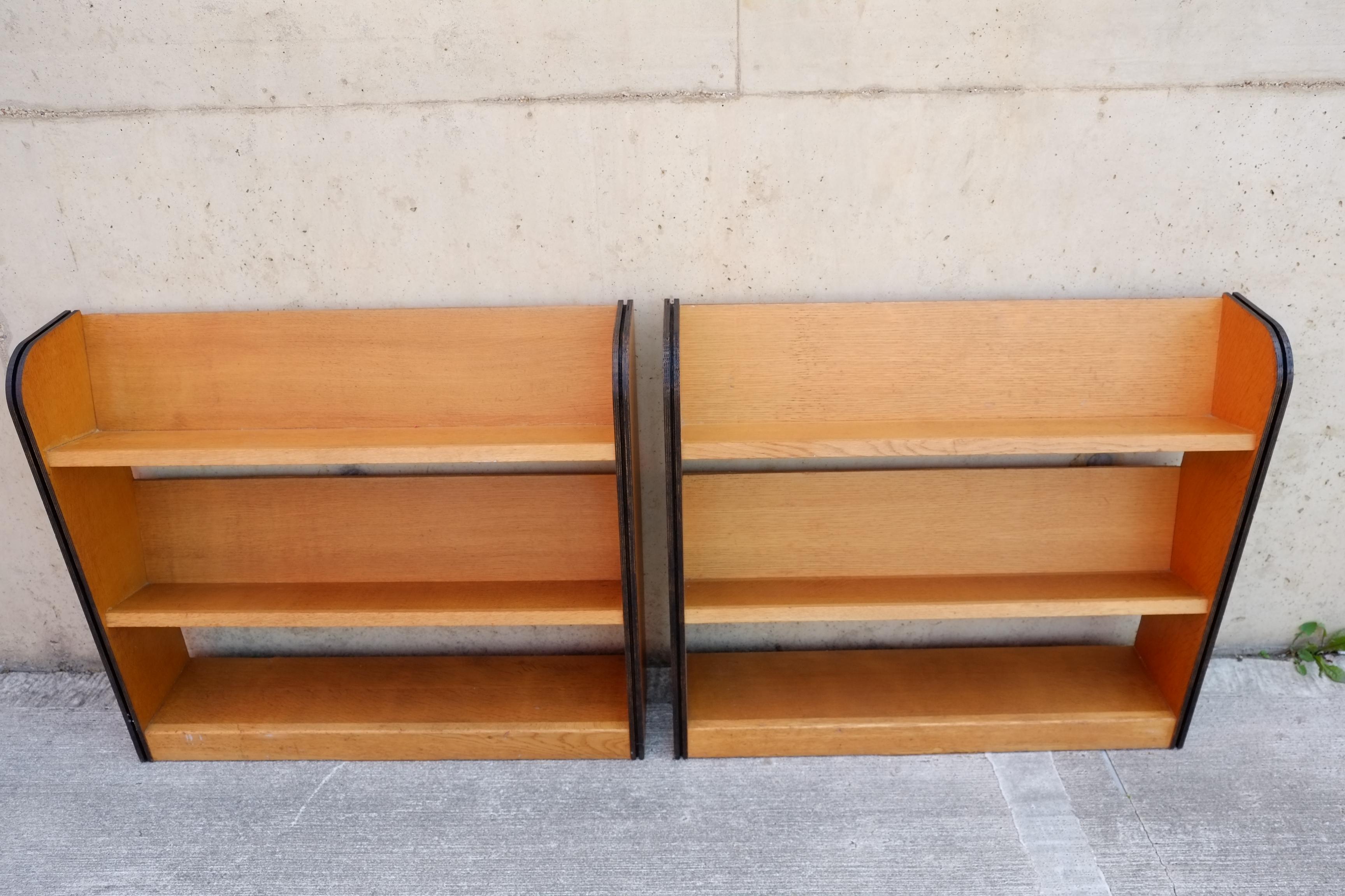Paire de bibliothèques inclinées en Oak du milieu du siècle - Bibliothèque double face Bon état - En vente à Leicester, GB