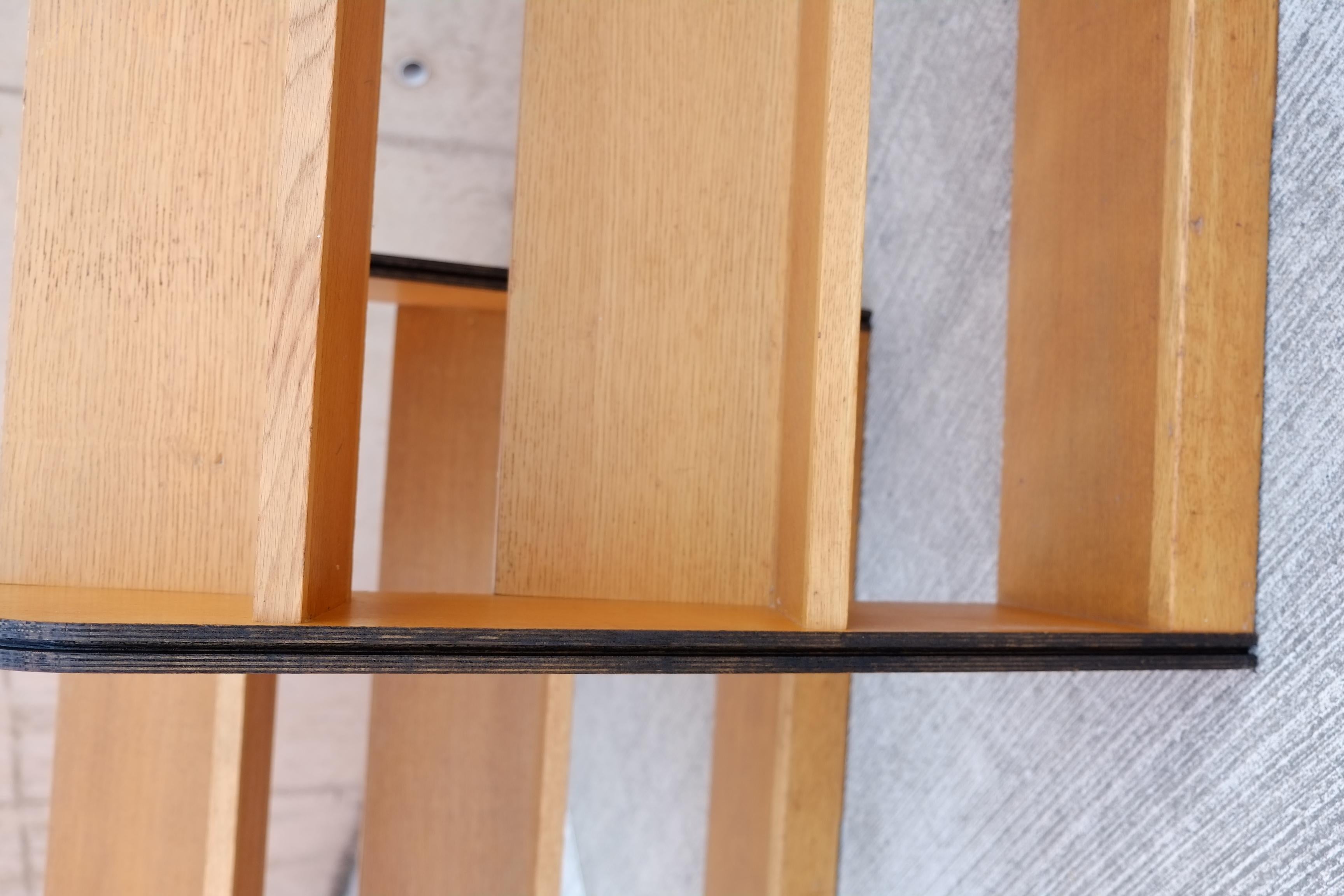 Milieu du XXe siècle Paire de bibliothèques inclinées en Oak du milieu du siècle - Bibliothèque double face en vente