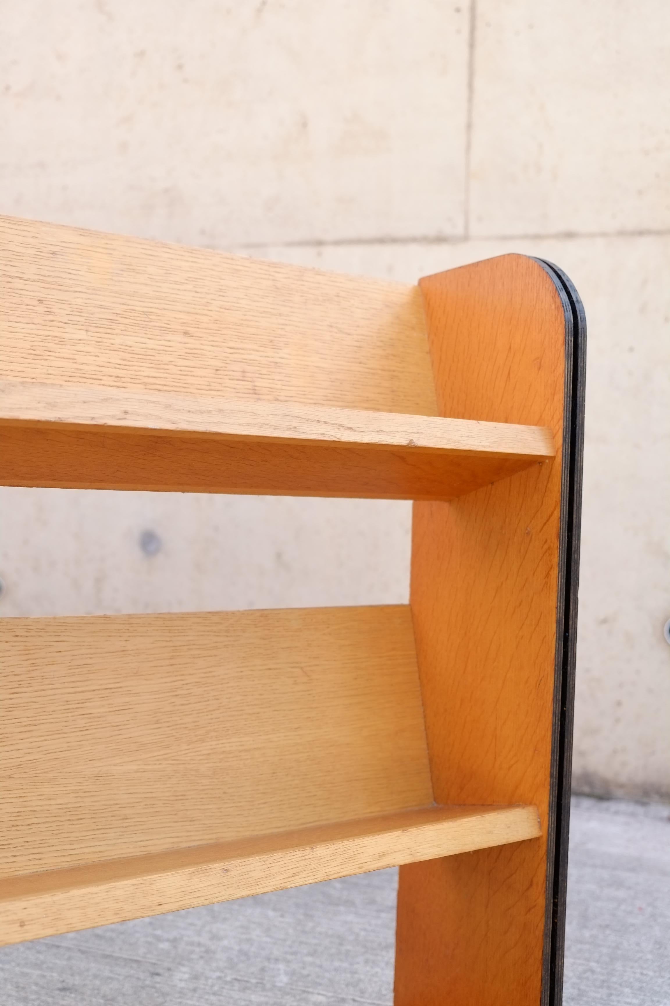 Chêne Paire de bibliothèques inclinées en Oak du milieu du siècle - Bibliothèque double face en vente