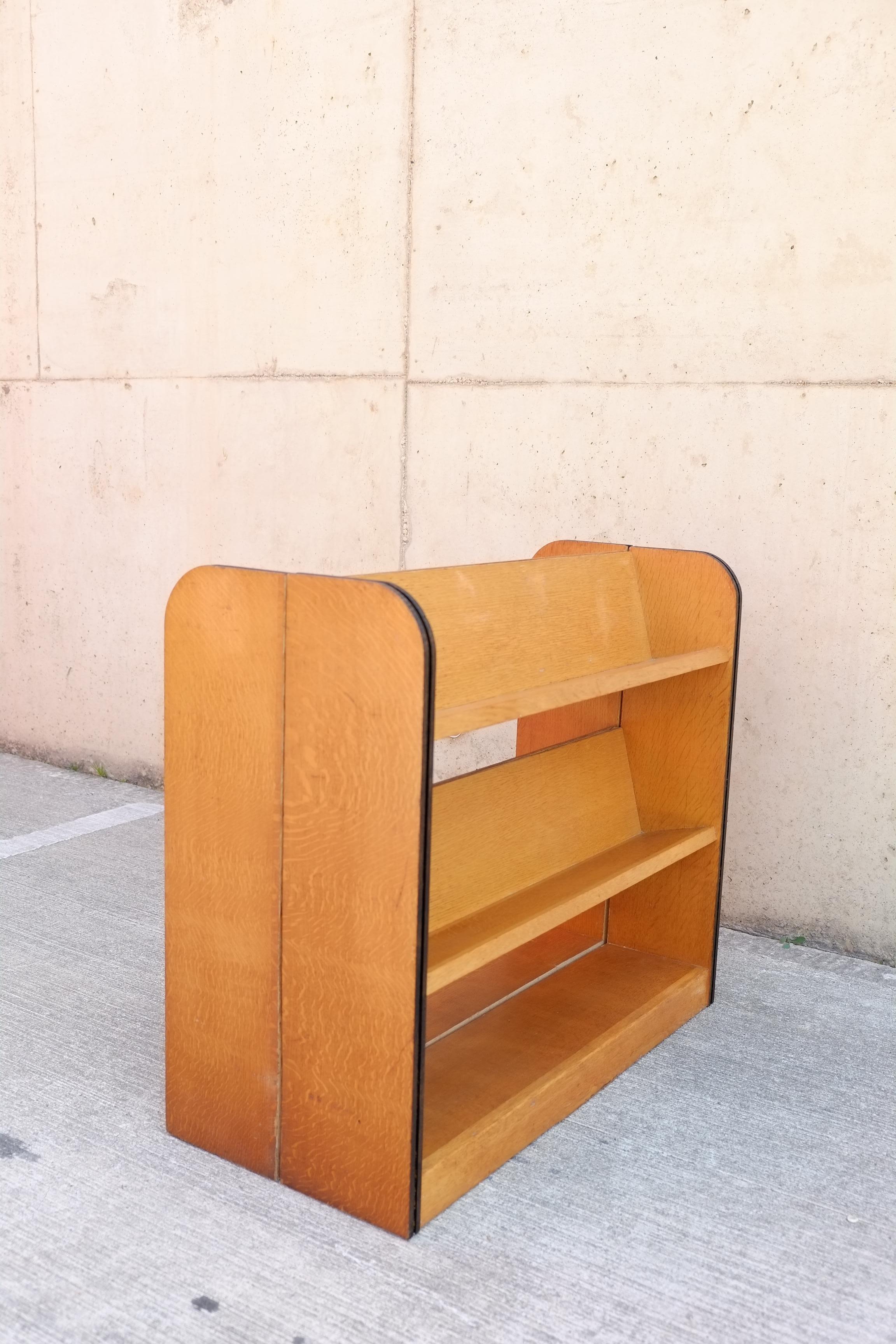 Paire de bibliothèques inclinées en Oak du milieu du siècle - Bibliothèque double face en vente 1