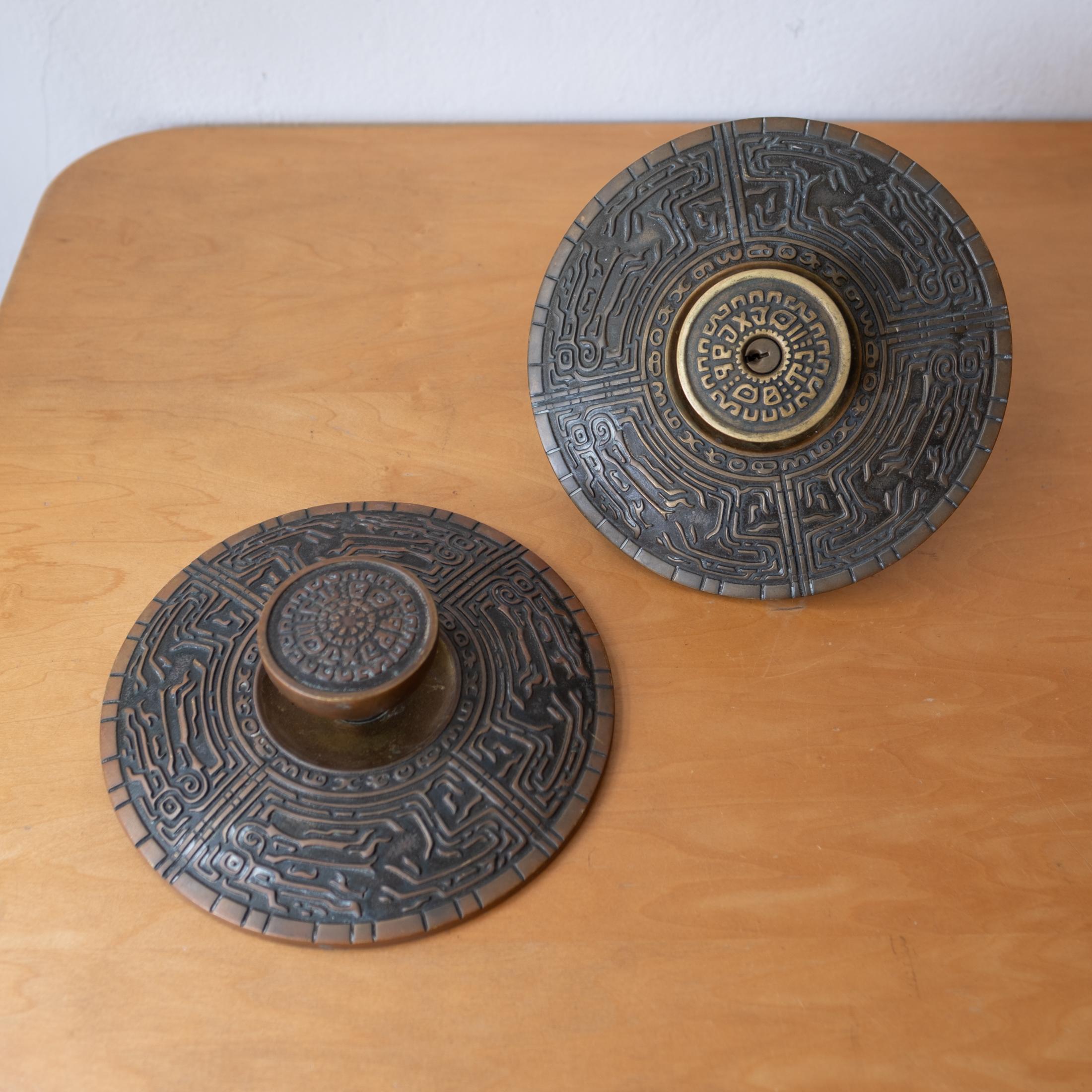 A pair of Mid-Century Oversized Schlage Mayan Door Knob and Escutcheon Plate For Sale 7