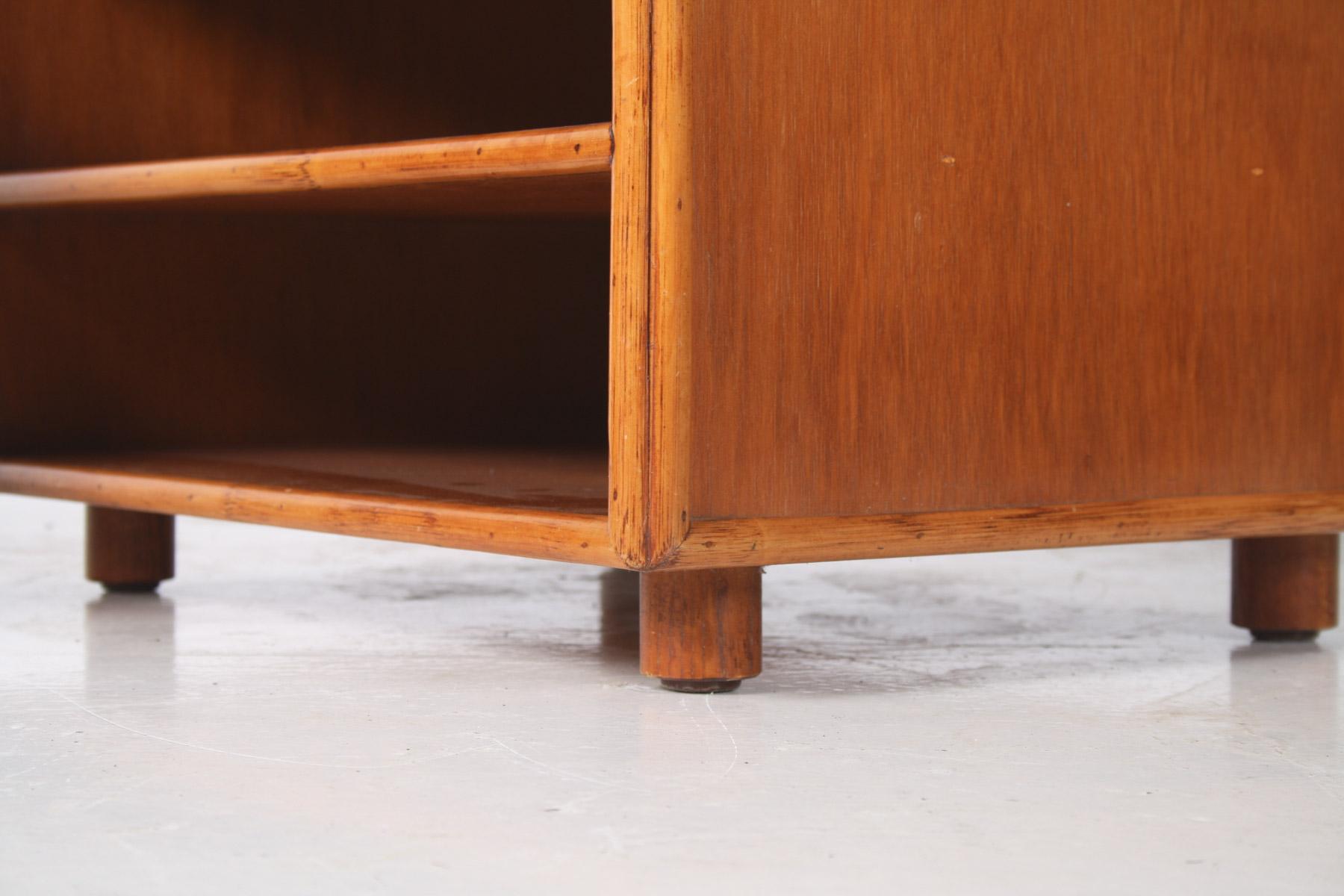 Ein Paar Mid-Century Rattan Top Bamboo Night Stand Beistelltische im Angebot 9