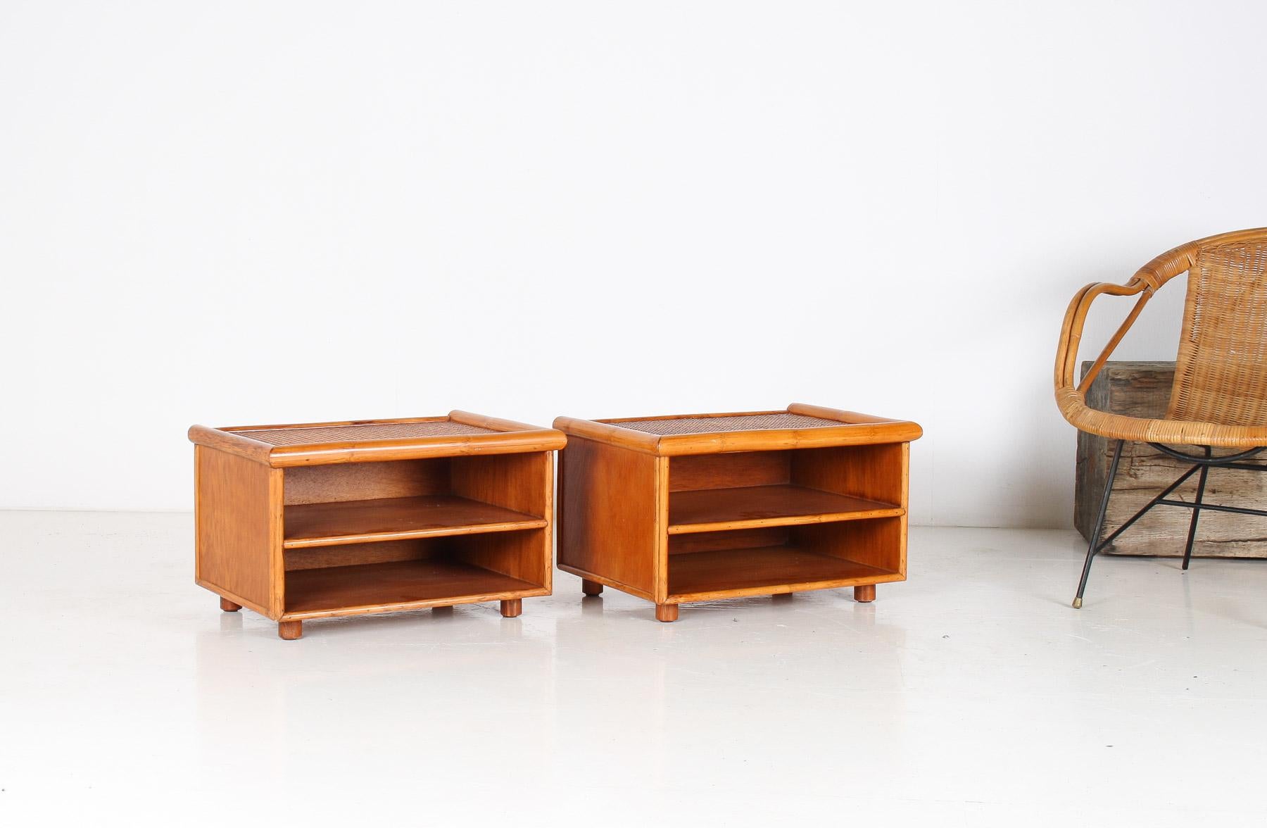 Ein Paar Mid-Century Rattan Top Bamboo Night Stand Beistelltische (Moderne der Mitte des Jahrhunderts) im Angebot