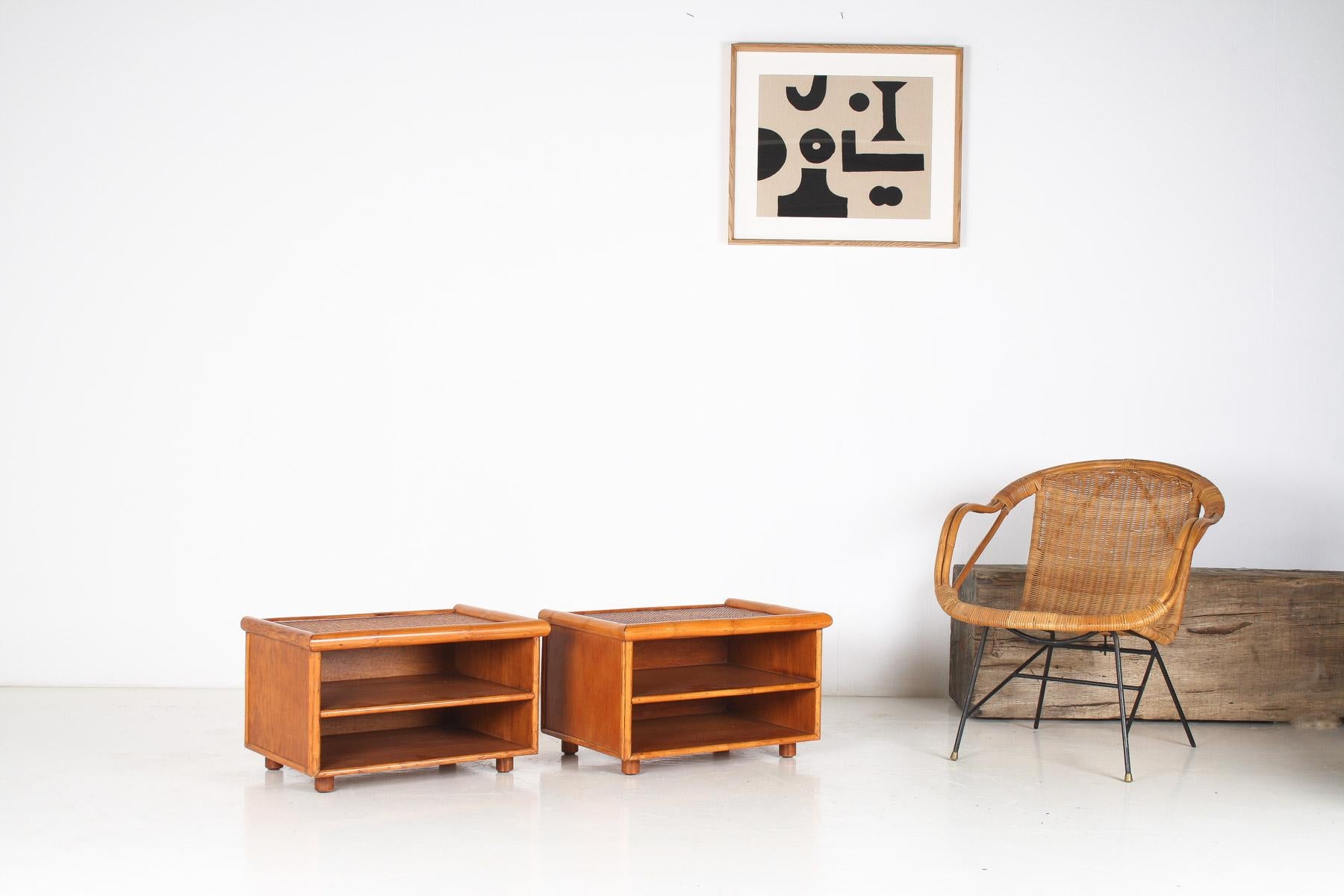 Ein Paar Mid-Century Rattan Top Bamboo Night Stand Beistelltische (Französisch) im Angebot