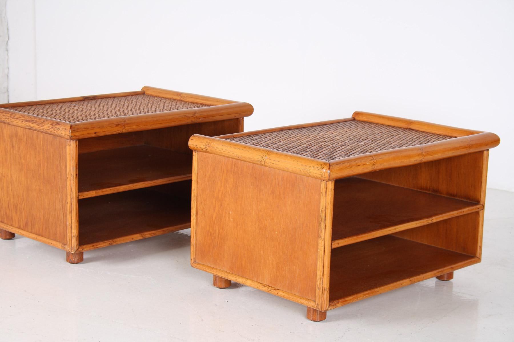 Ein Paar Mid-Century Rattan Top Bamboo Night Stand Beistelltische (20. Jahrhundert) im Angebot