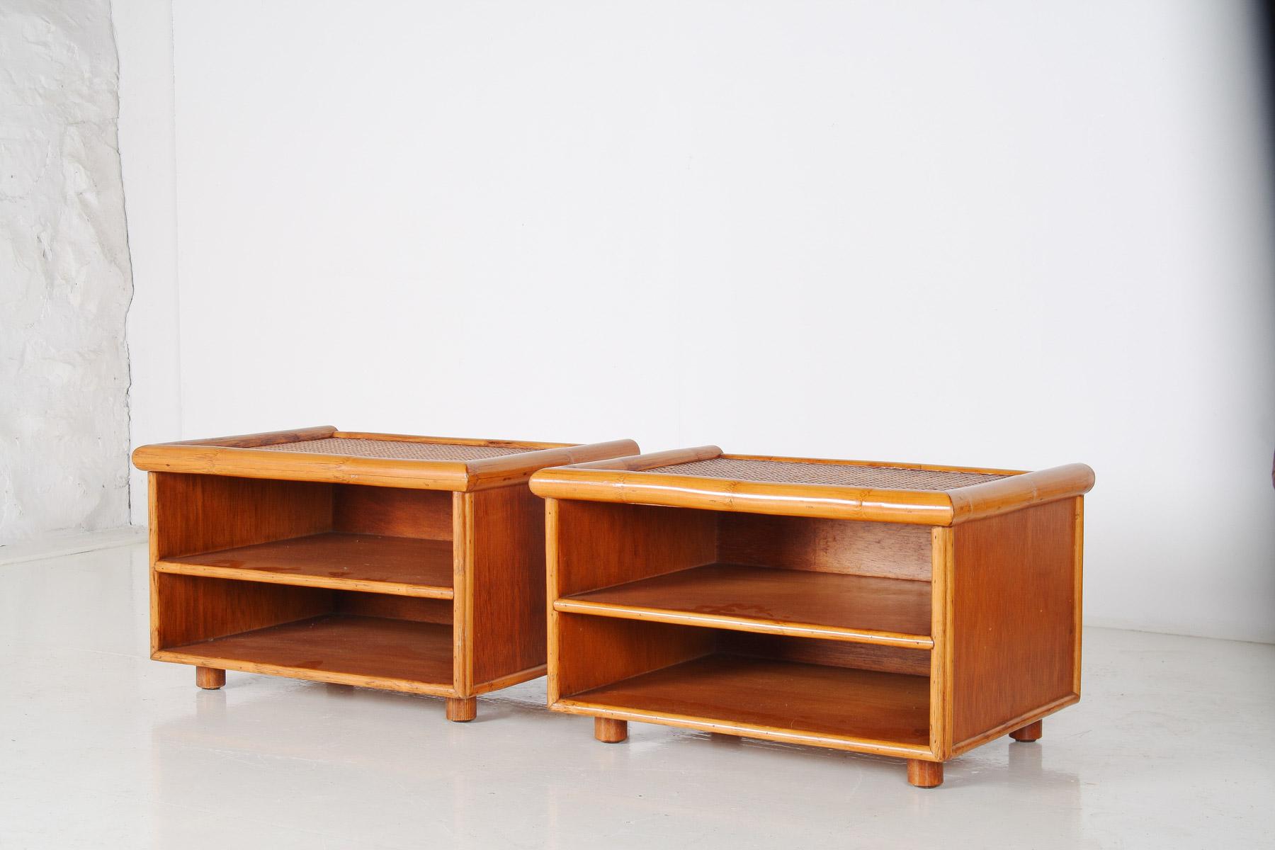Ein Paar Mid-Century Rattan Top Bamboo Night Stand Beistelltische (Bambus) im Angebot