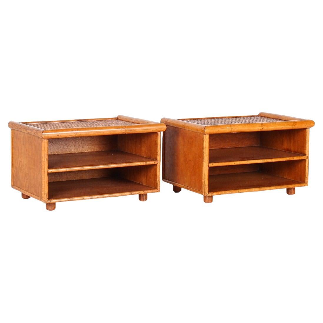 Ein Paar Mid-Century Rattan Top Bamboo Night Stand Beistelltische im Angebot