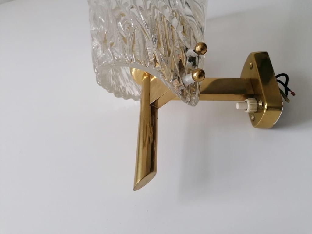 Coppia di lampade da parete in vetro strutturato di metà secolo di J.T. Kalmar in vendita 5