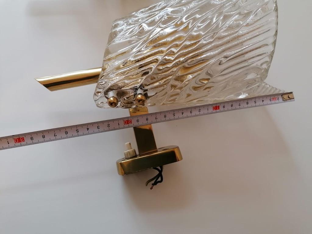 Coppia di lampade da parete in vetro strutturato di metà secolo di J.T. Kalmar in vendita 7