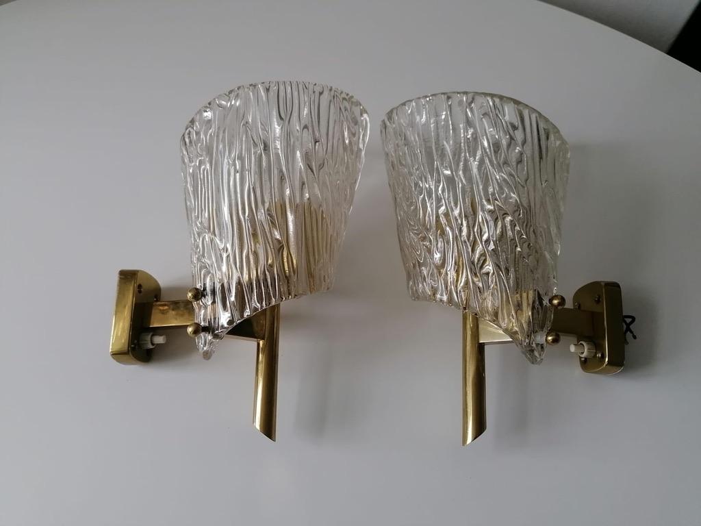 Coppia di lampade da parete in vetro strutturato di metà secolo di J.T. Kalmar in vendita 9