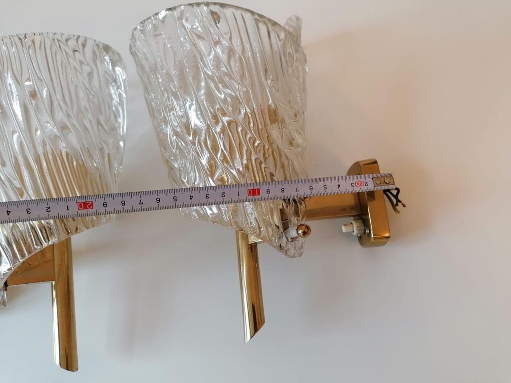 Coppia di lampade da parete in vetro strutturato di metà secolo di J.T. Kalmar in vendita 11