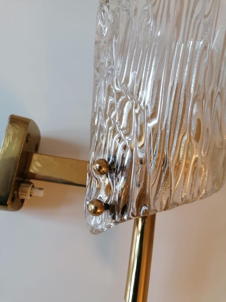 Coppia di lampade da parete in vetro strutturato di metà secolo di J.T. Kalmar in vendita 13