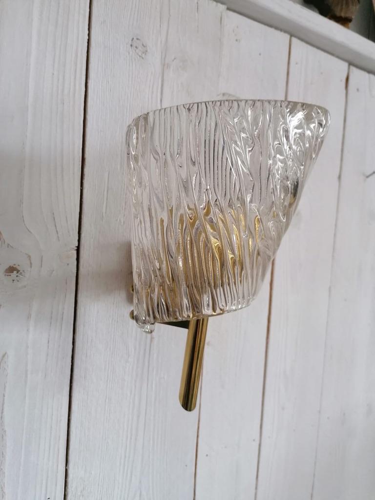 Coppia di lampade da parete in vetro strutturato di metà secolo di J.T. Kalmar In condizioni buone in vendita a Vienna, AT