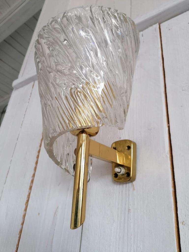 Metà XX secolo Coppia di lampade da parete in vetro strutturato di metà secolo di J.T. Kalmar in vendita