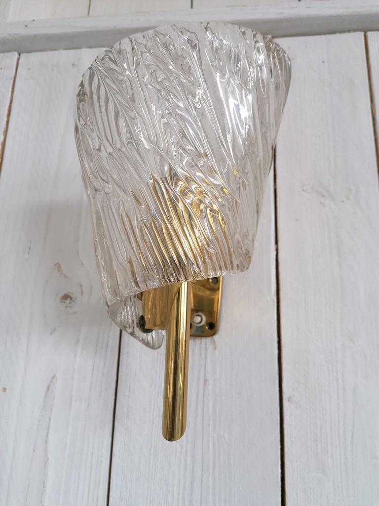 Ottone Coppia di lampade da parete in vetro strutturato di metà secolo di J.T. Kalmar in vendita