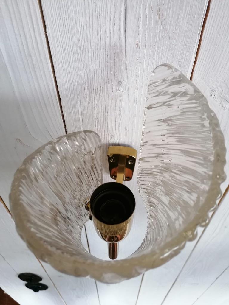 Coppia di lampade da parete in vetro strutturato di metà secolo di J.T. Kalmar in vendita 1