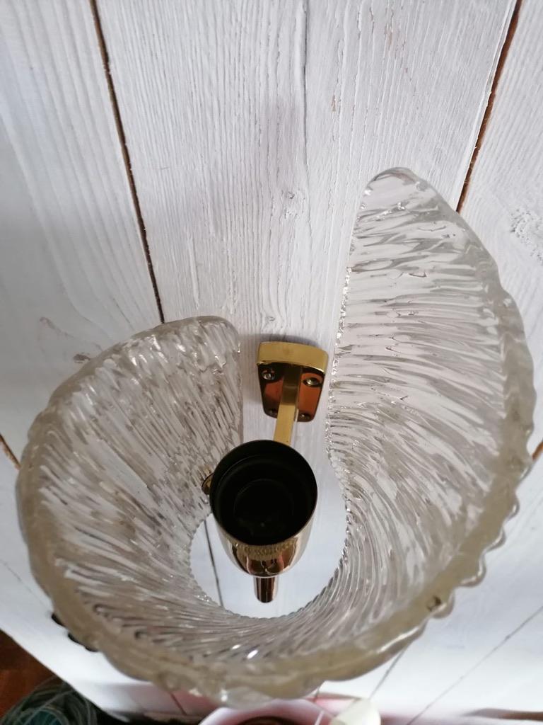 Coppia di lampade da parete in vetro strutturato di metà secolo di J.T. Kalmar in vendita 2